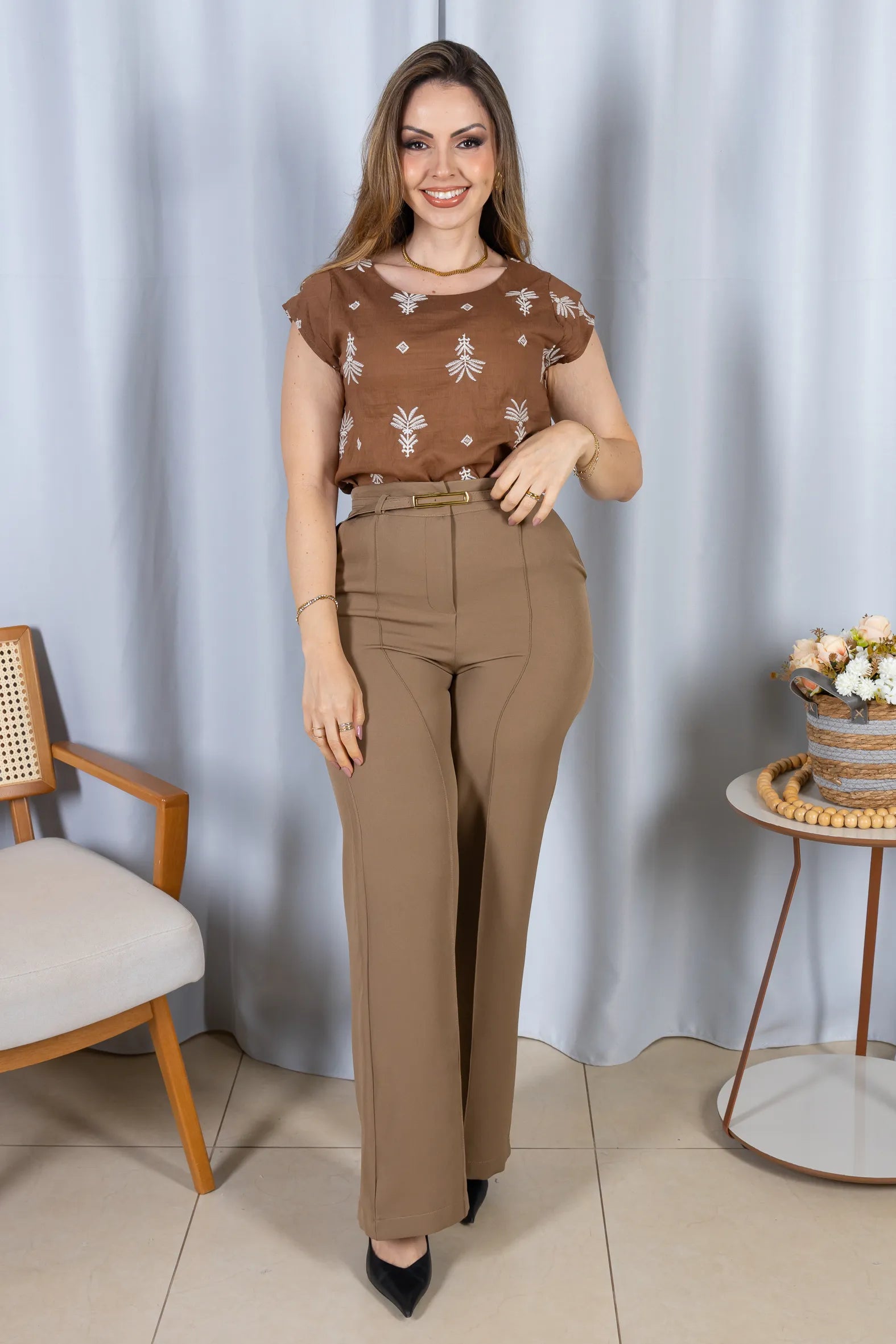 Blusa Manga Curta Detalhe em Camadas em Visco Mix Bordado Verônica Marrom