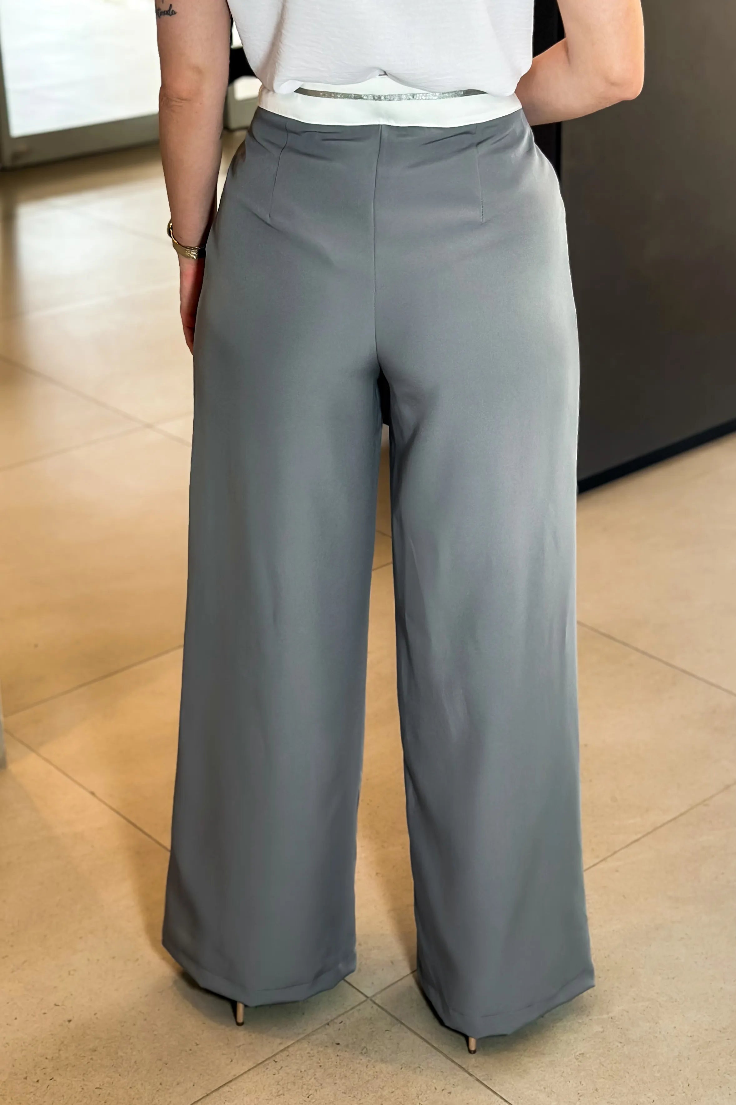 Calça Pantalona Detalhe Cós Renata Cinza