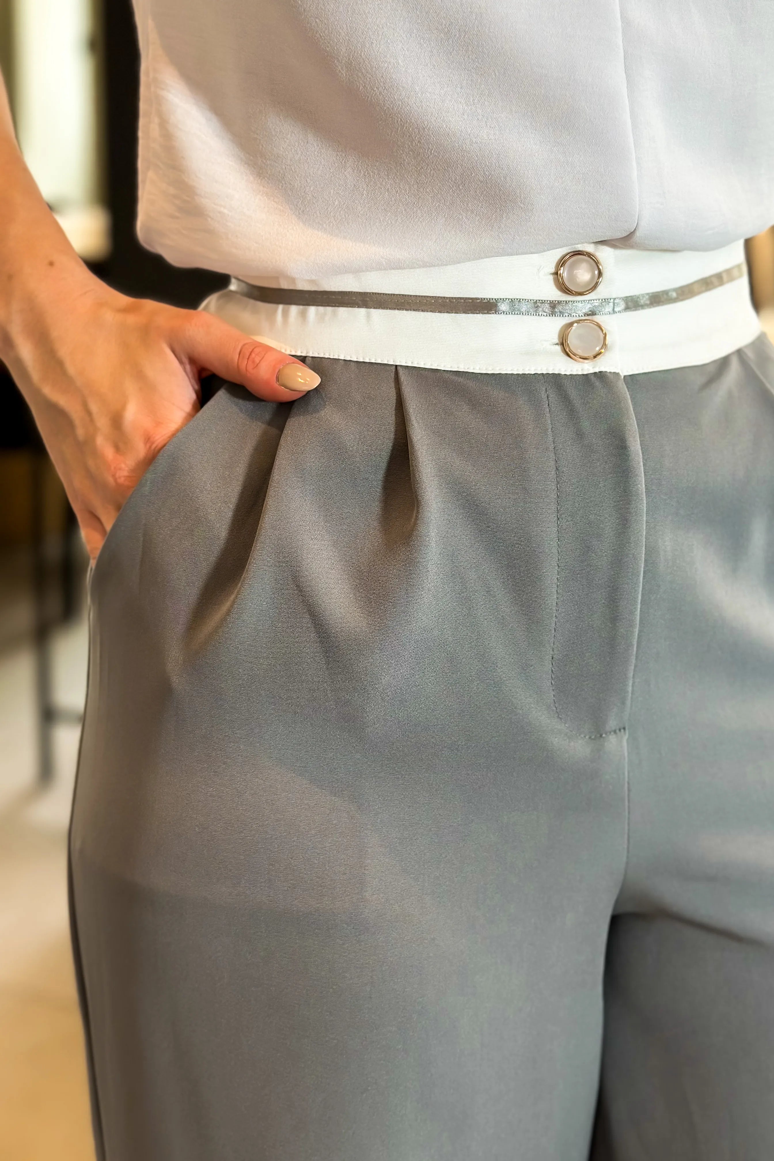 Calça Pantalona Detalhe Cós Renata Cinza