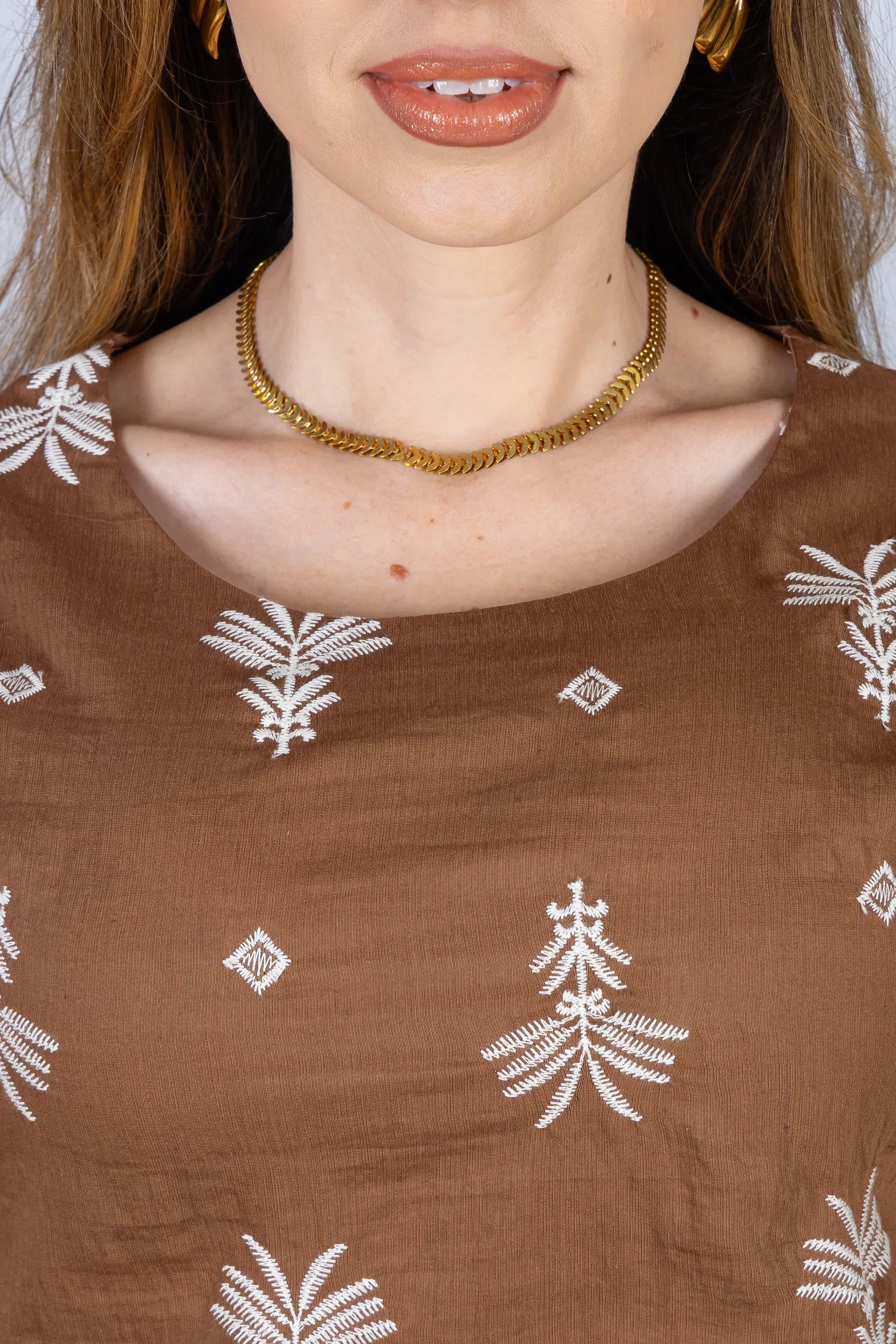 Blusa Manga Curta Detalhe em Camadas em Visco Mix Bordado Verônica Marrom