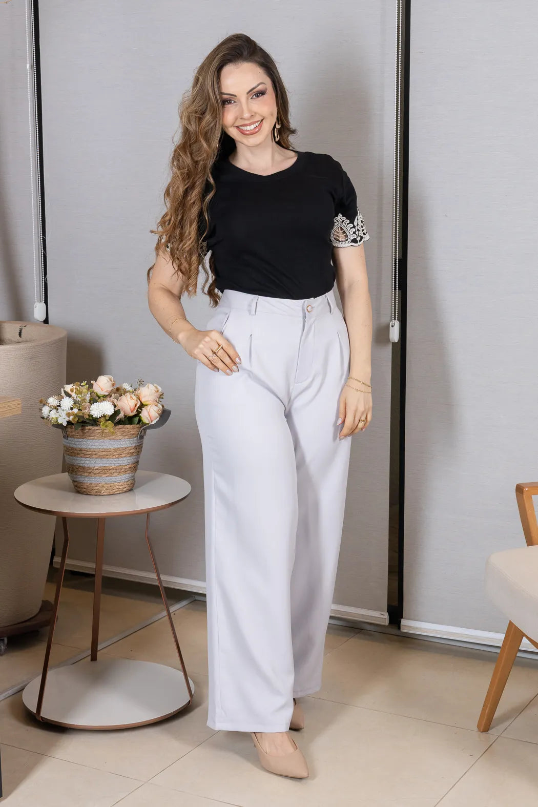 Conjunto: Blusa Manga Curta com Detalhe Bordado Vazado em Cotton Lycra Monique Preta + Calça Corte Reto em Alfaiataria com Botão Encapado e Bolso Assimétrico Yara Cinza