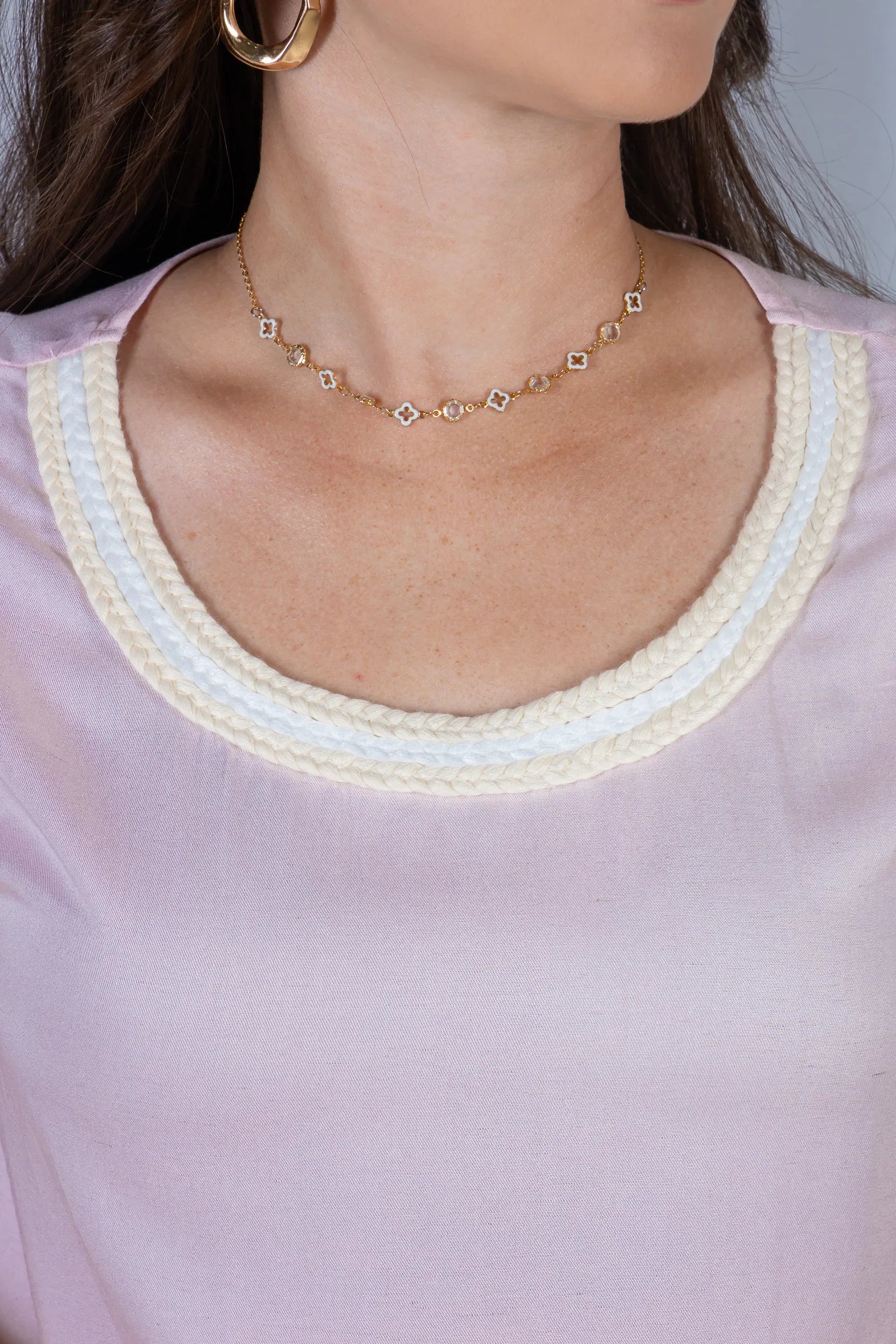 Blusa Manga Curta Babados em Visco-linho Detalhe Trançado no Colo Letícia Rosa