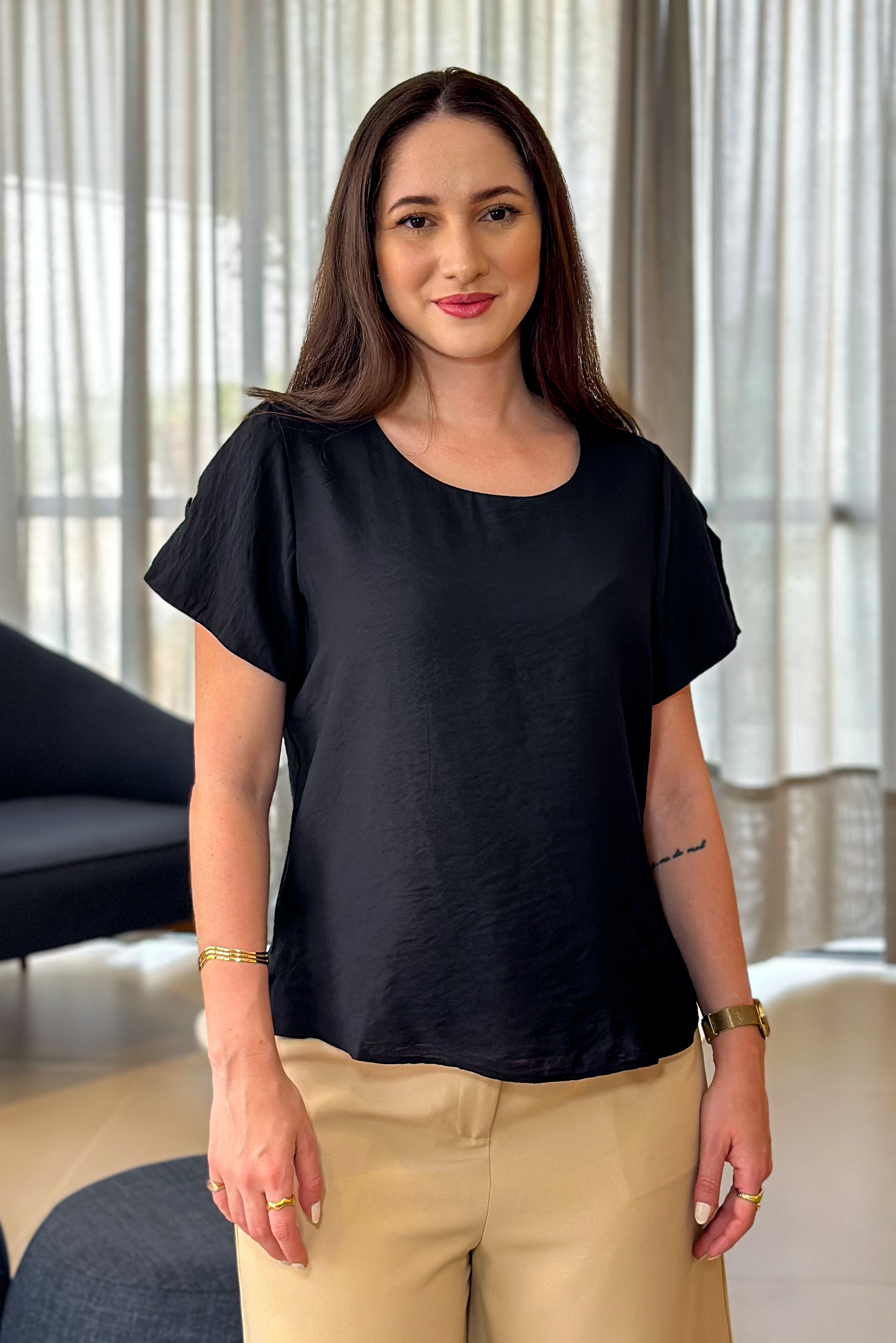 Blusa Manga Curta Detalhe Botão Laís Preta