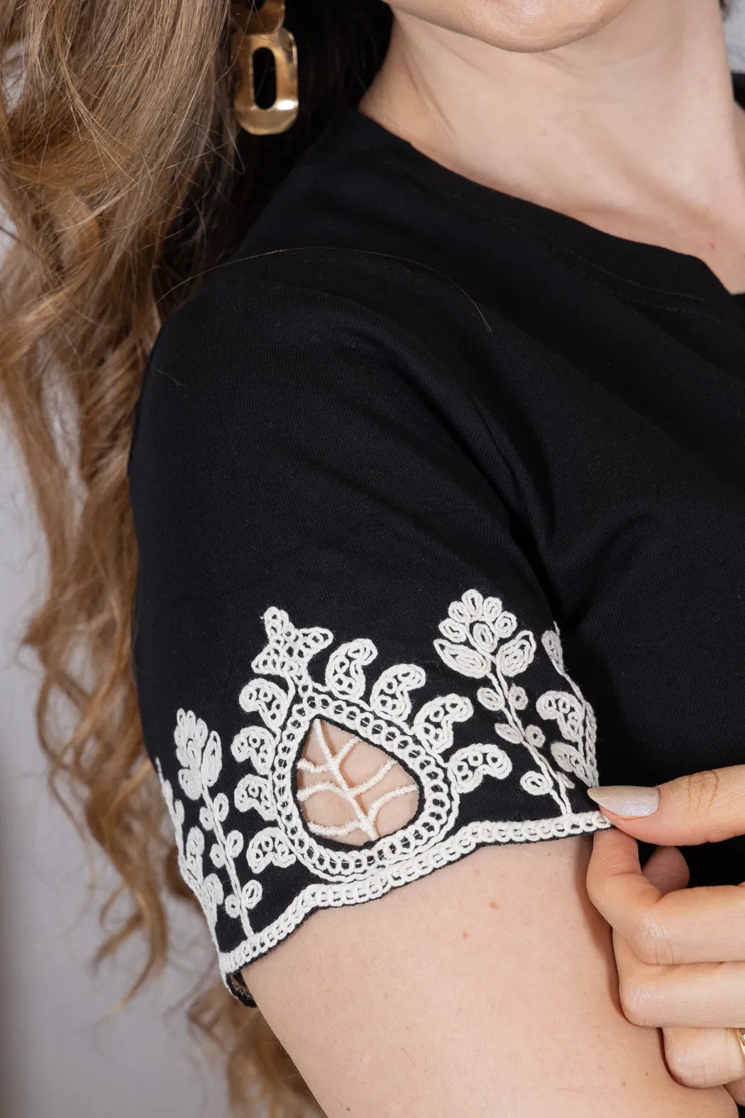 Blusa Manga Curta com Detalhe Bordado Vazado em Cotton Lycra Monique Preta