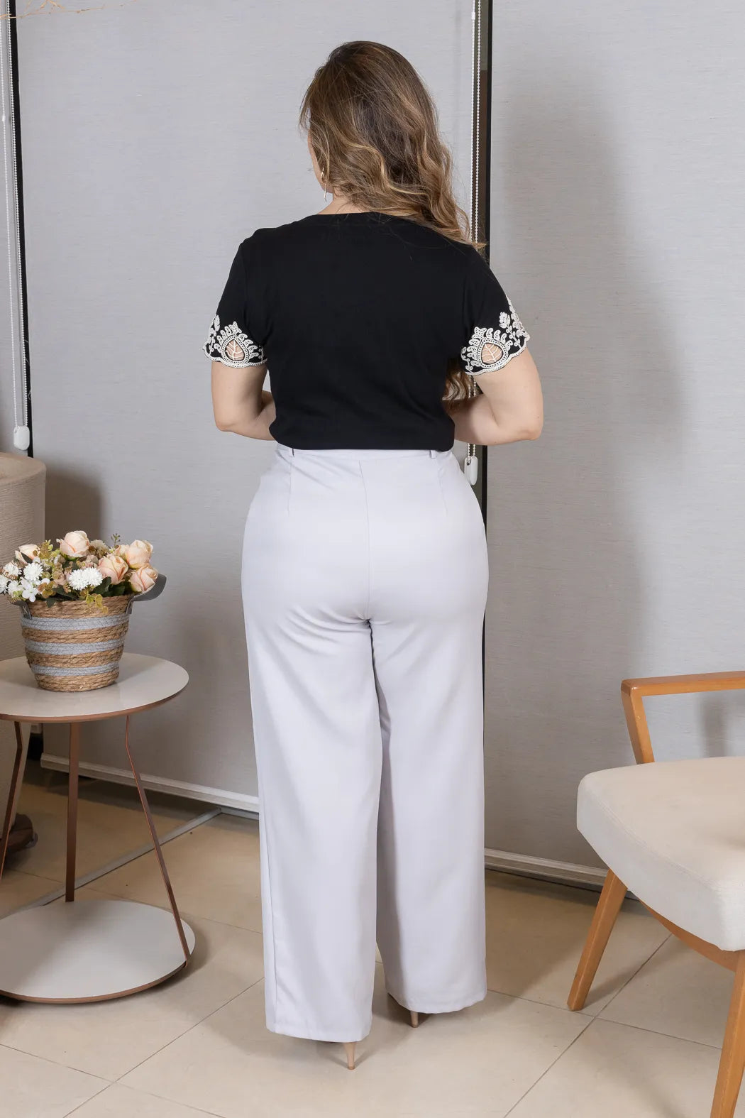 Conjunto: Blusa Manga Curta com Detalhe Bordado Vazado em Cotton Lycra Monique Preta + Calça Corte Reto em Alfaiataria com Botão Encapado e Bolso Assimétrico Yara Cinza