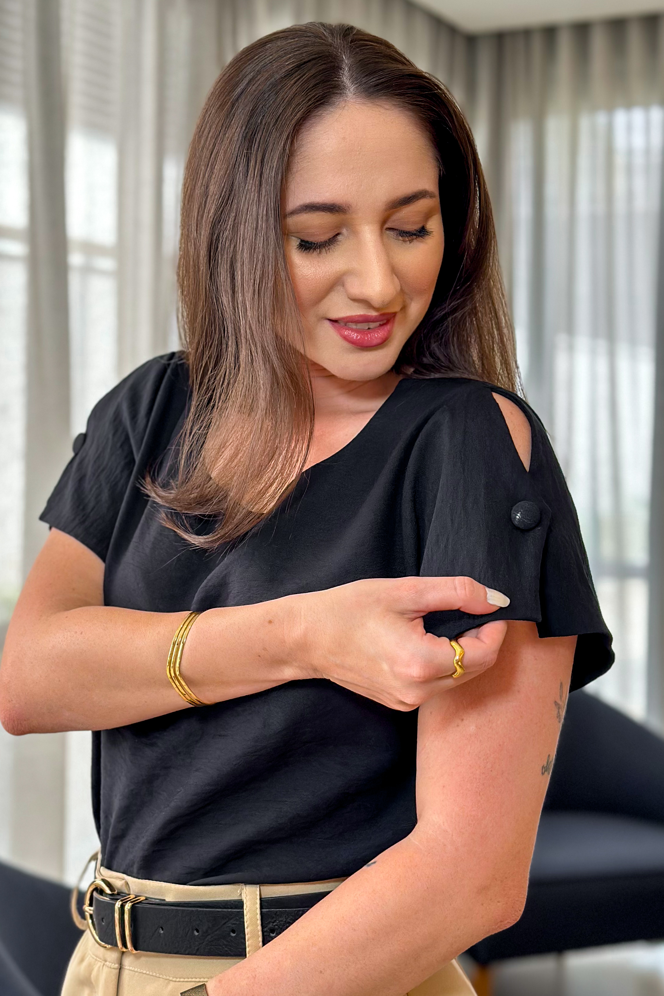 Blusa Manga Curta Detalhe Botão Laís Preta