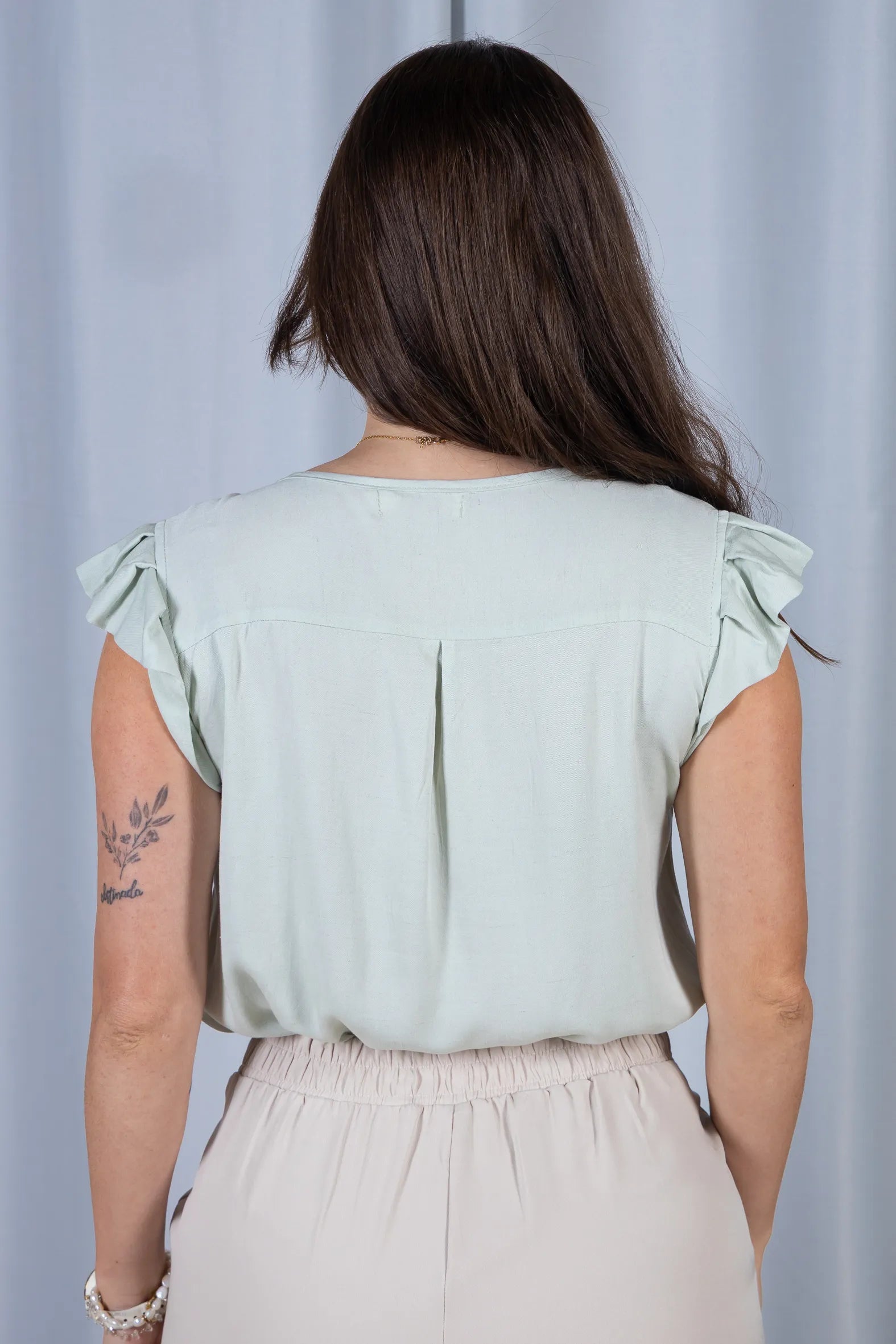 Blusa Manga Curta Babados em Visco-linho Detalhe Trançado no Colo Letícia Verde Turquesa