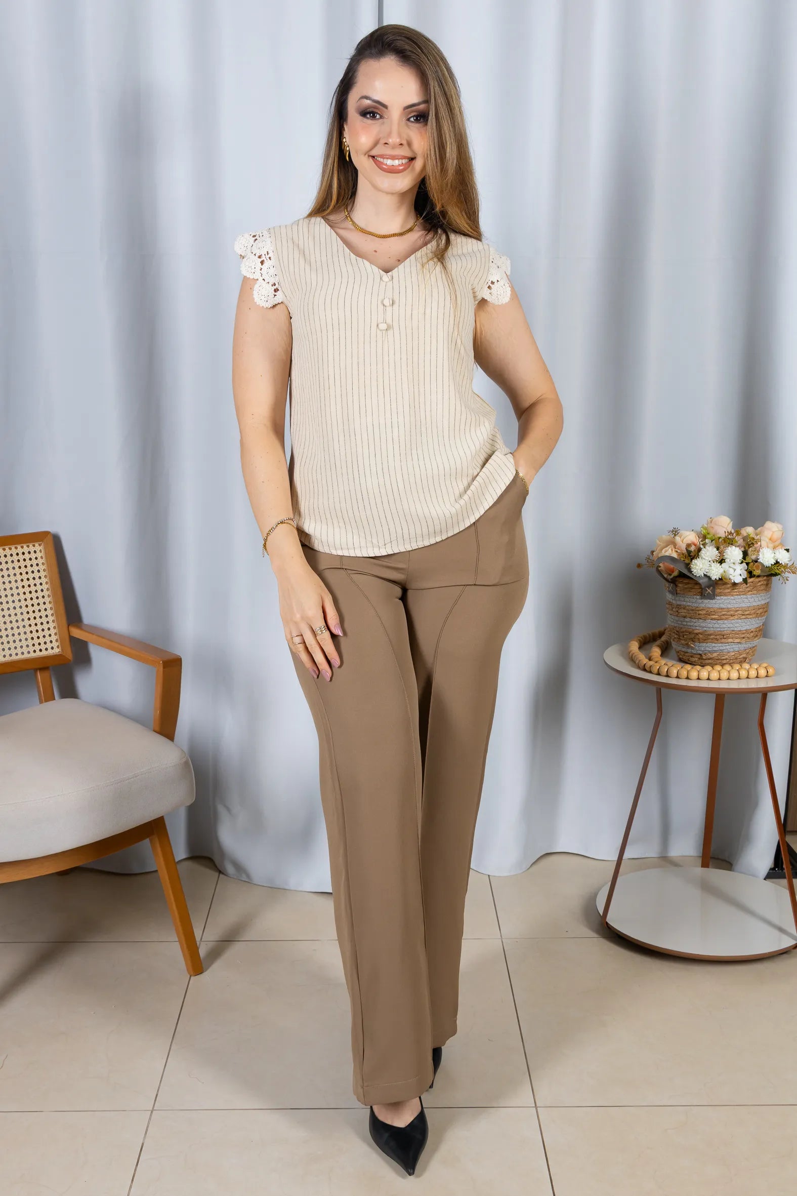Blusa Regata em Visco-Linho Decote em "V" Detalhe em Renda Melissa Bege