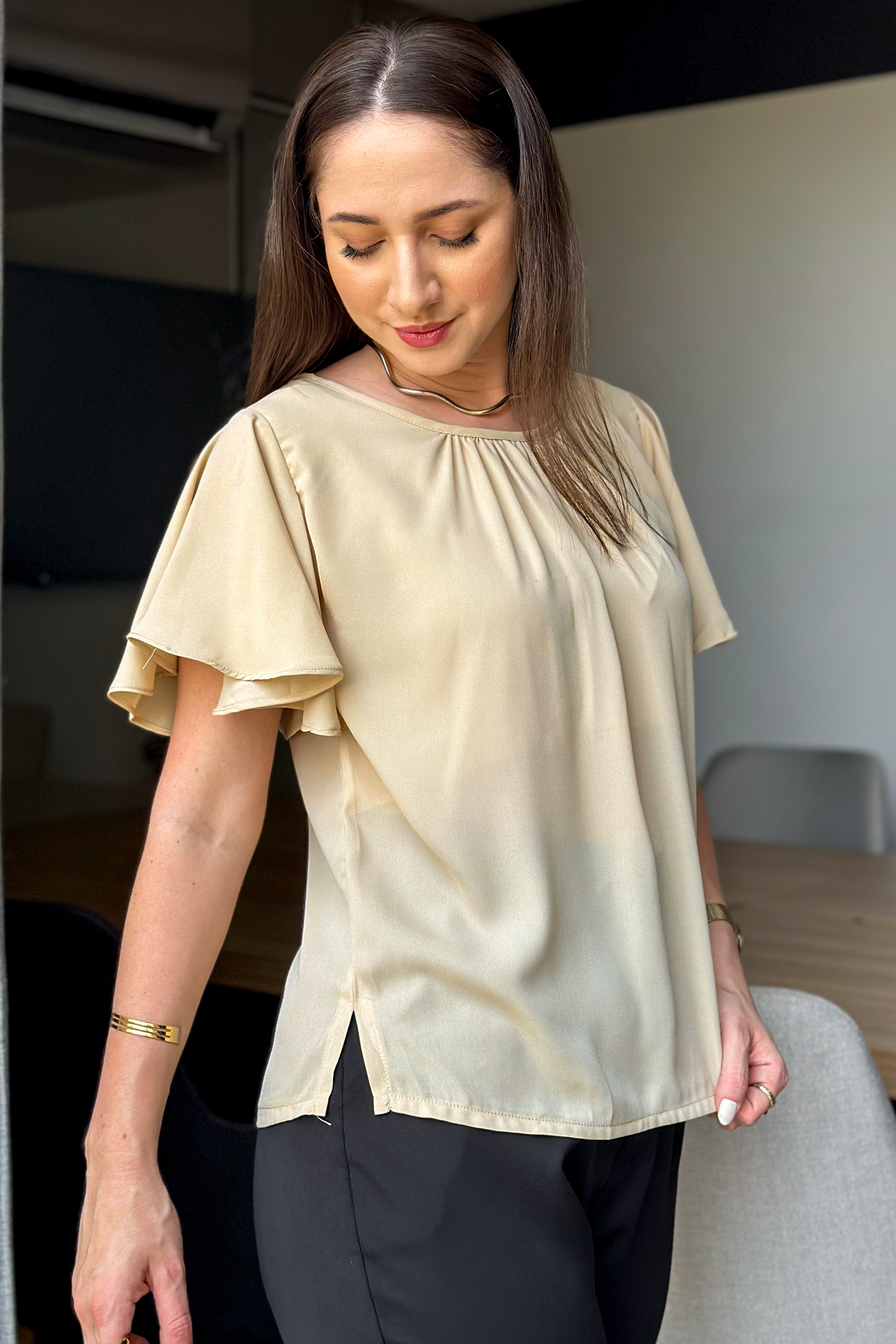 Blusa Manga Flutuante Pregas Colo Alessandra Bege