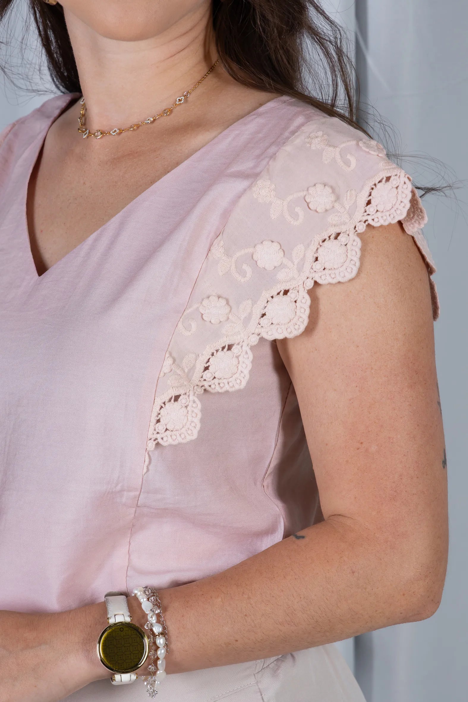 Blusa Regata Decote em "V" Visco Brise Muscle Tee com Detalhe em Renda Eloá Rosa