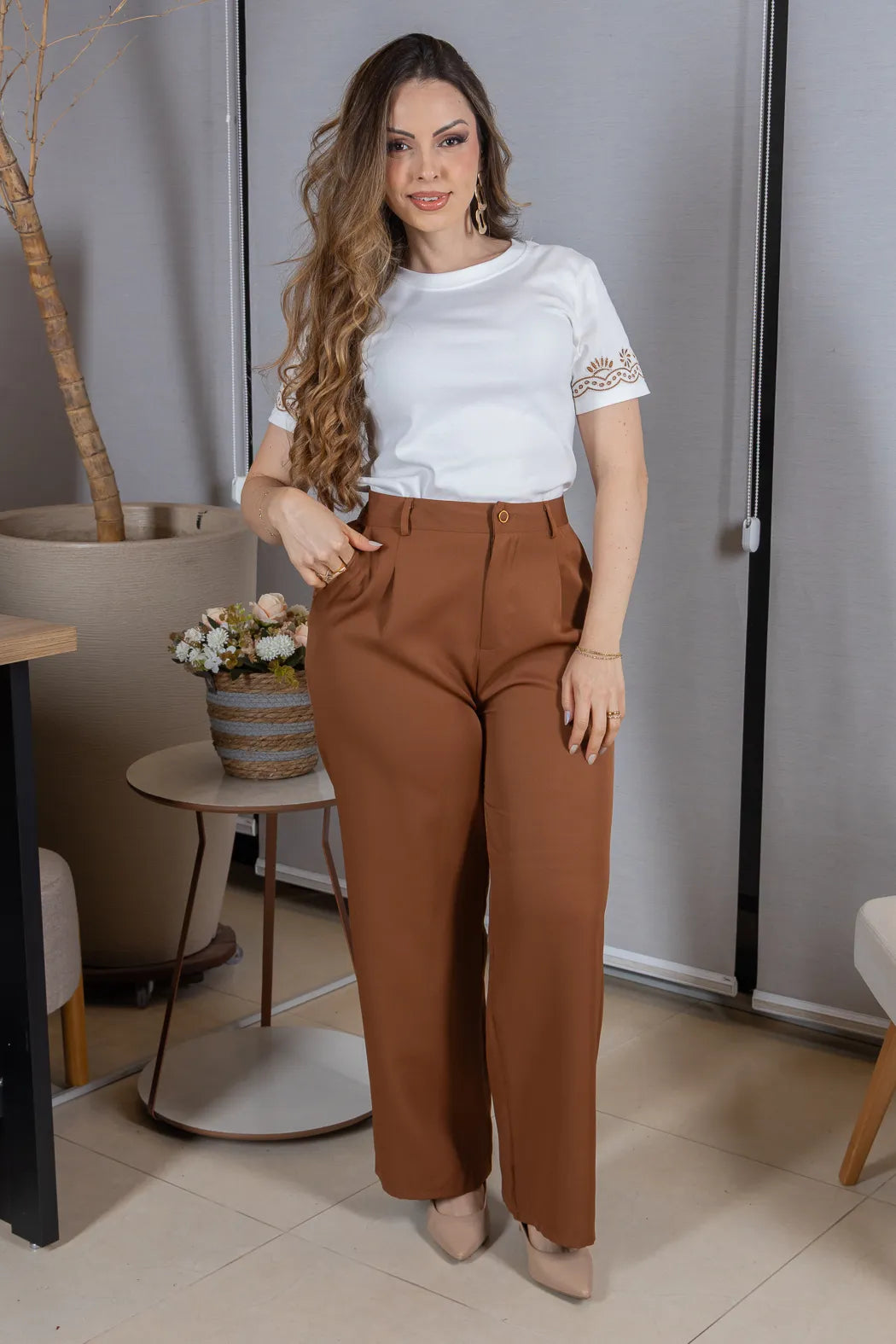Blusa Manga Curta com Detalhe Bordado Floral em Cotton Lycra Samantha Branca