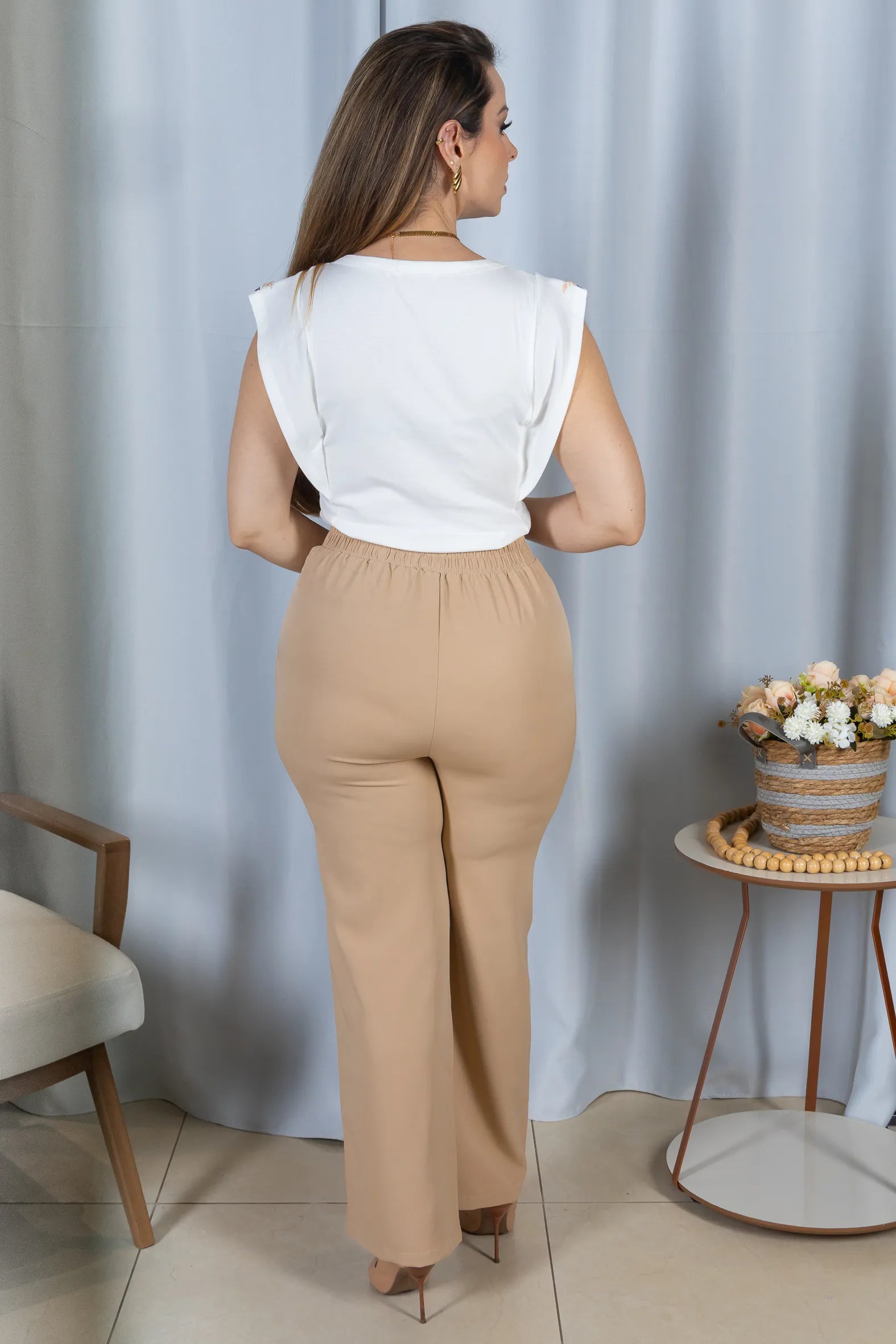 Calça Corte Reto em Alfaiataria Cós Assimétrico com Elástico Yasmin Bege