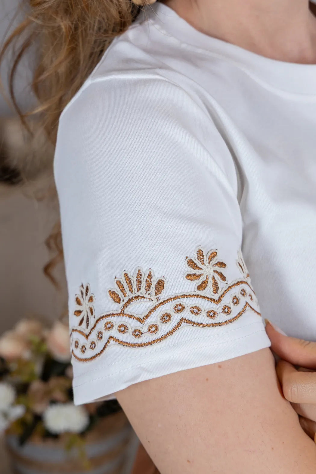 Blusa Manga Curta com Detalhe Bordado Floral em Cotton Lycra Samantha Branca