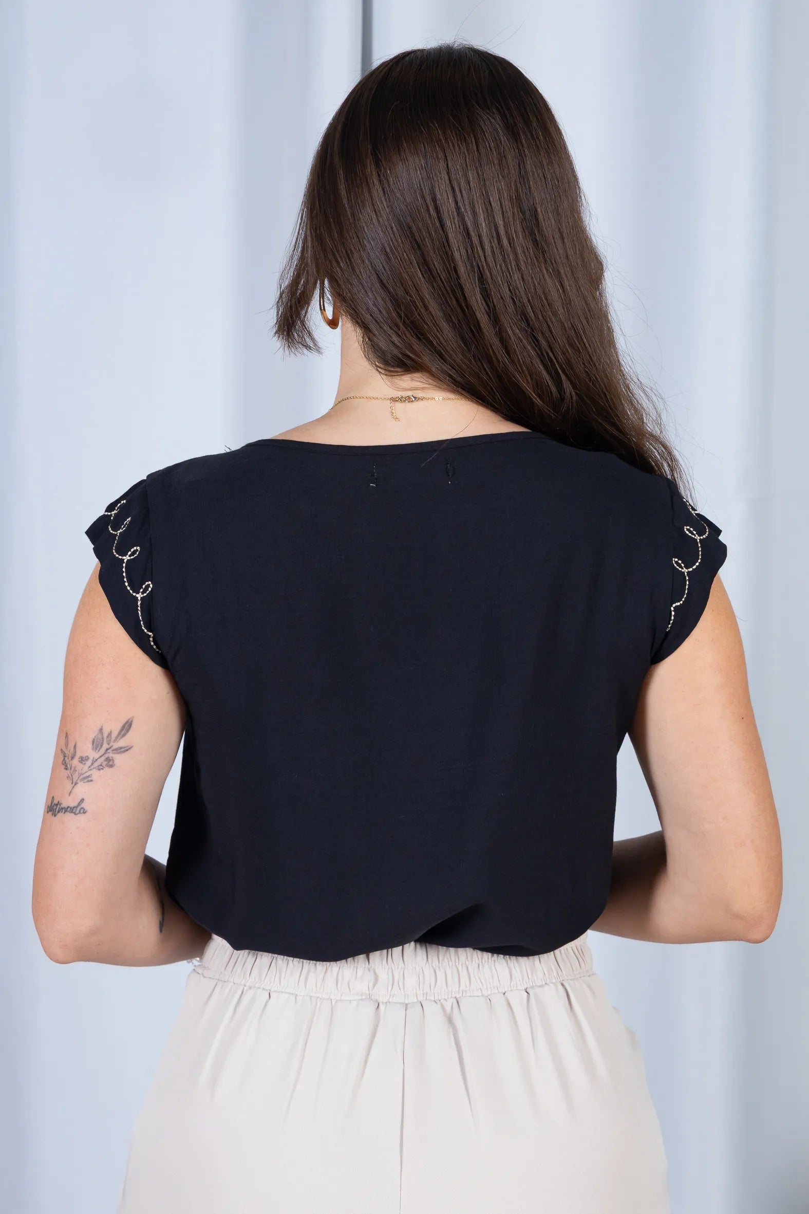 Blusa Regata Algodão Linho Detalhe Trançado com Pedraria Pietra Preta