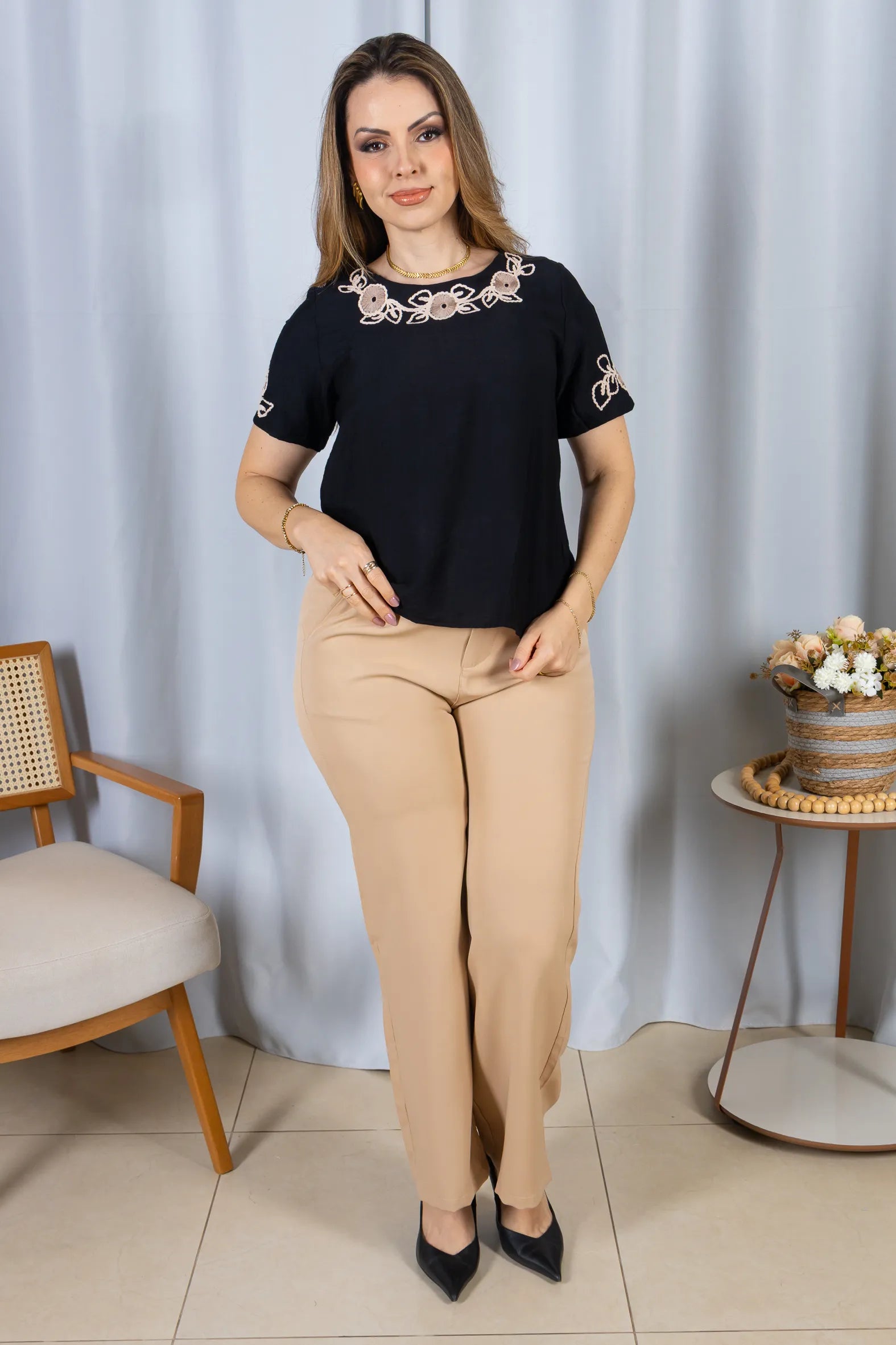 Blusa Manga Curta com Detalhes Bordados Colo Visco Brise Camila Preta