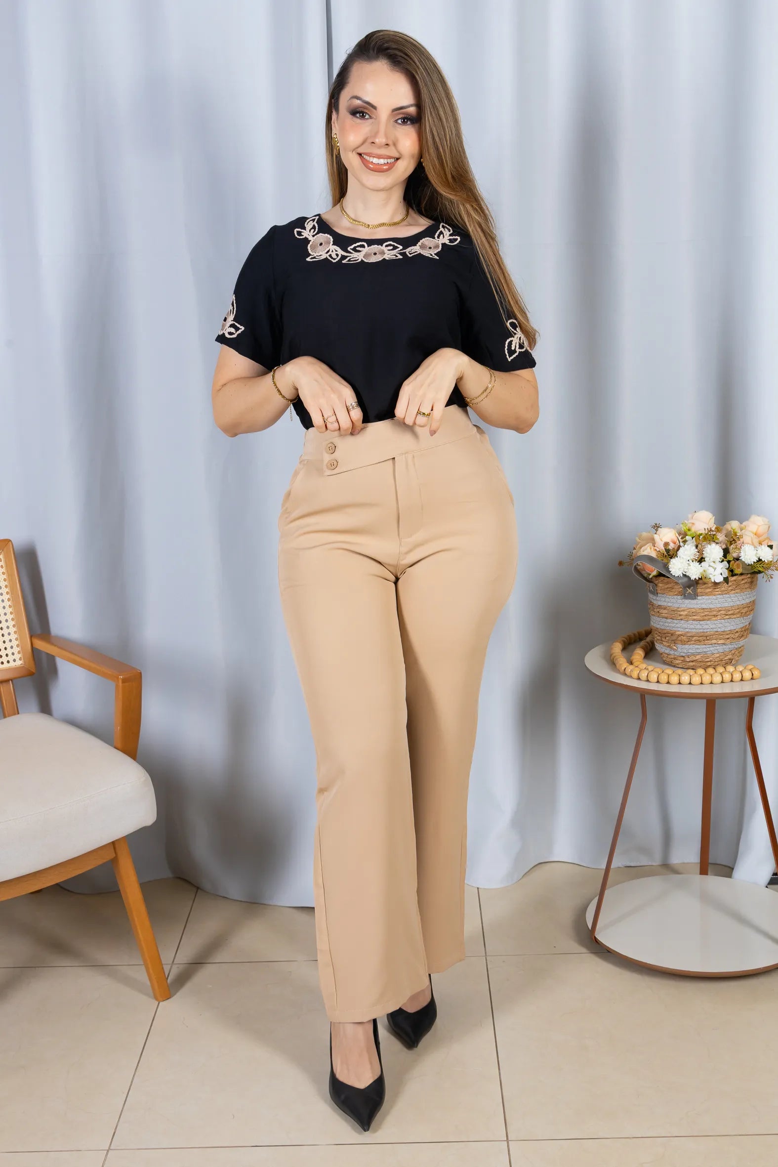 Blusa Manga Curta com Detalhes Bordados Colo Visco Brise Camila Preta
