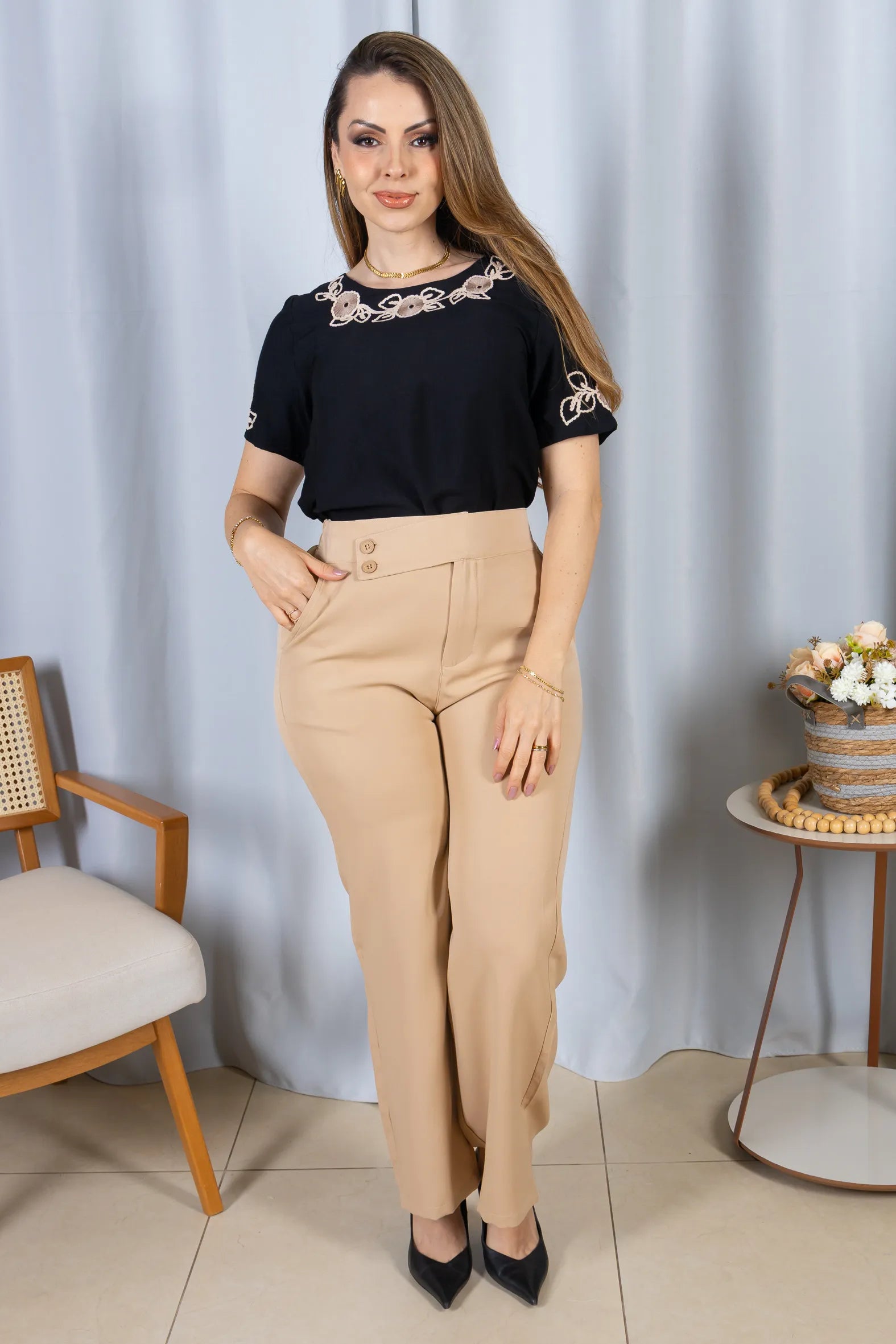 Blusa Manga Curta com Detalhes Bordados Colo Visco Brise Camila Preta