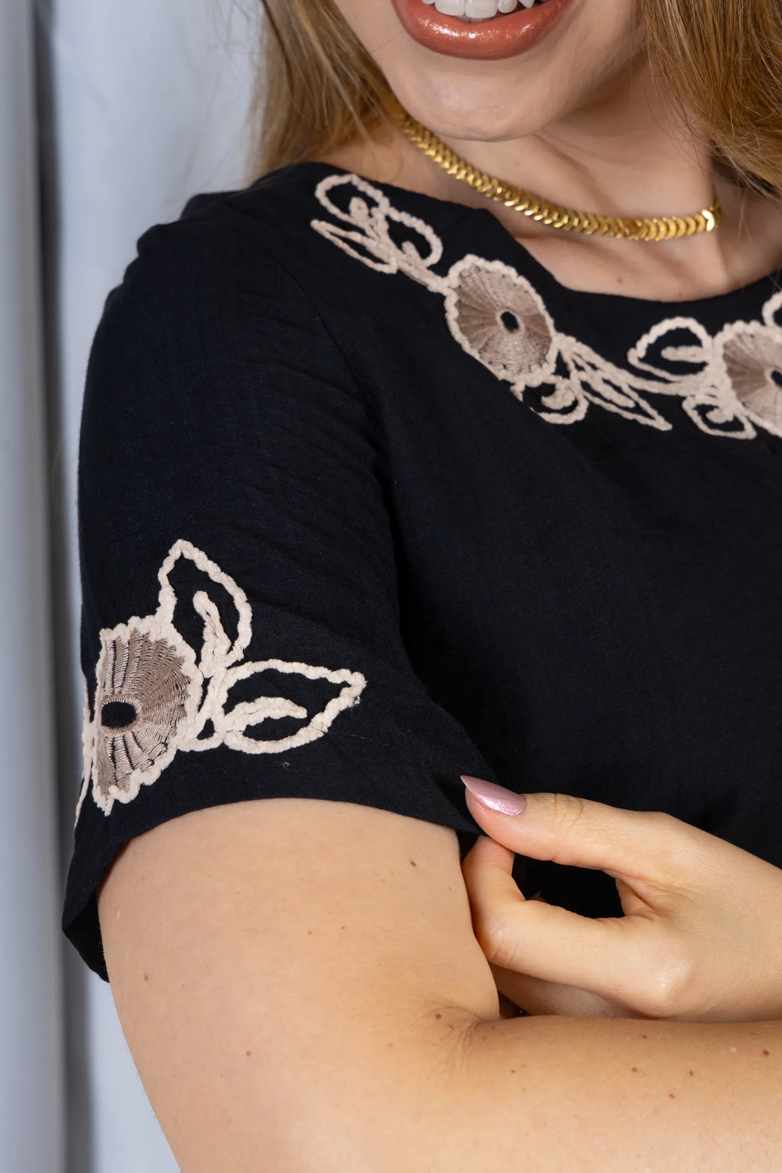 Blusa Manga Curta com Detalhes Bordados Colo Visco Brise Camila Preta