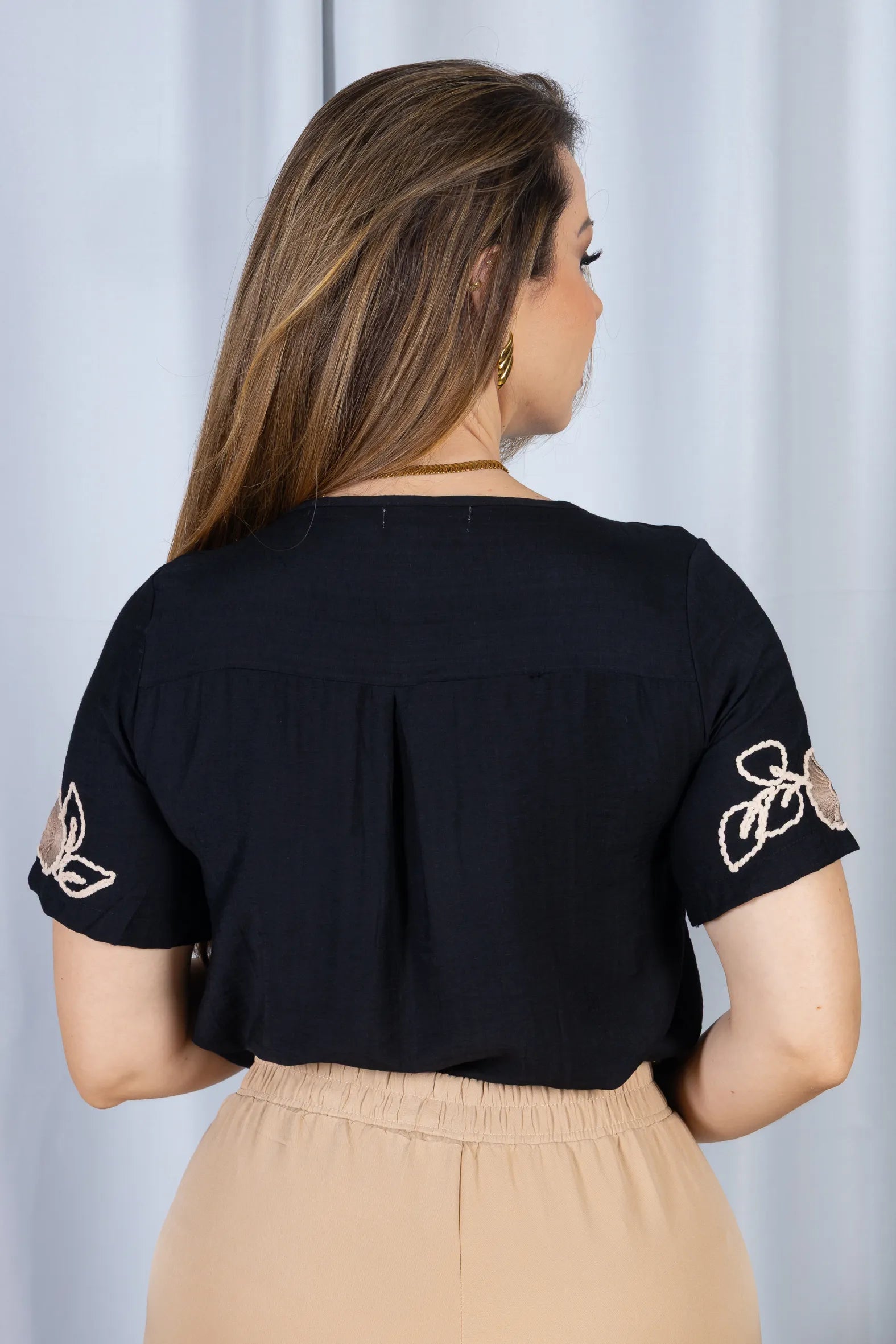 Blusa Manga Curta com Detalhes Bordados Colo Visco Brise Camila Preta