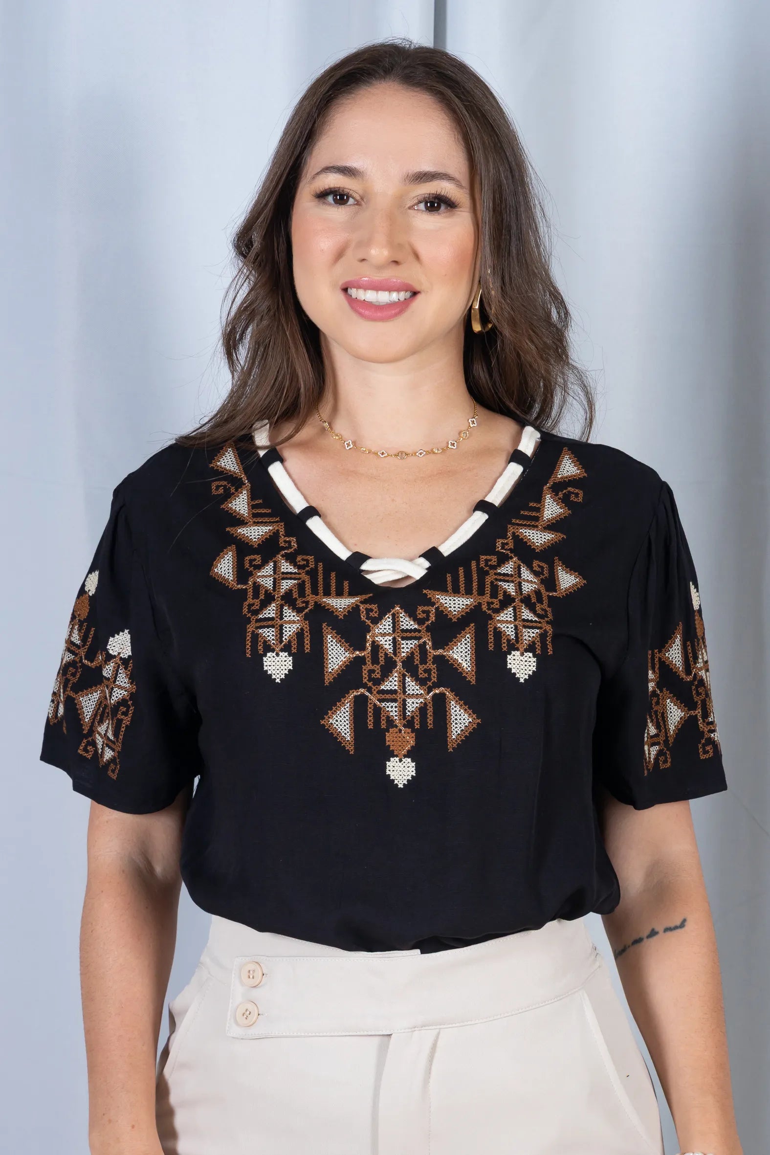 Blusa Manga Curta Decote em "V" Visco-Linho com Detalhes Bordados Colo Angélica Preta