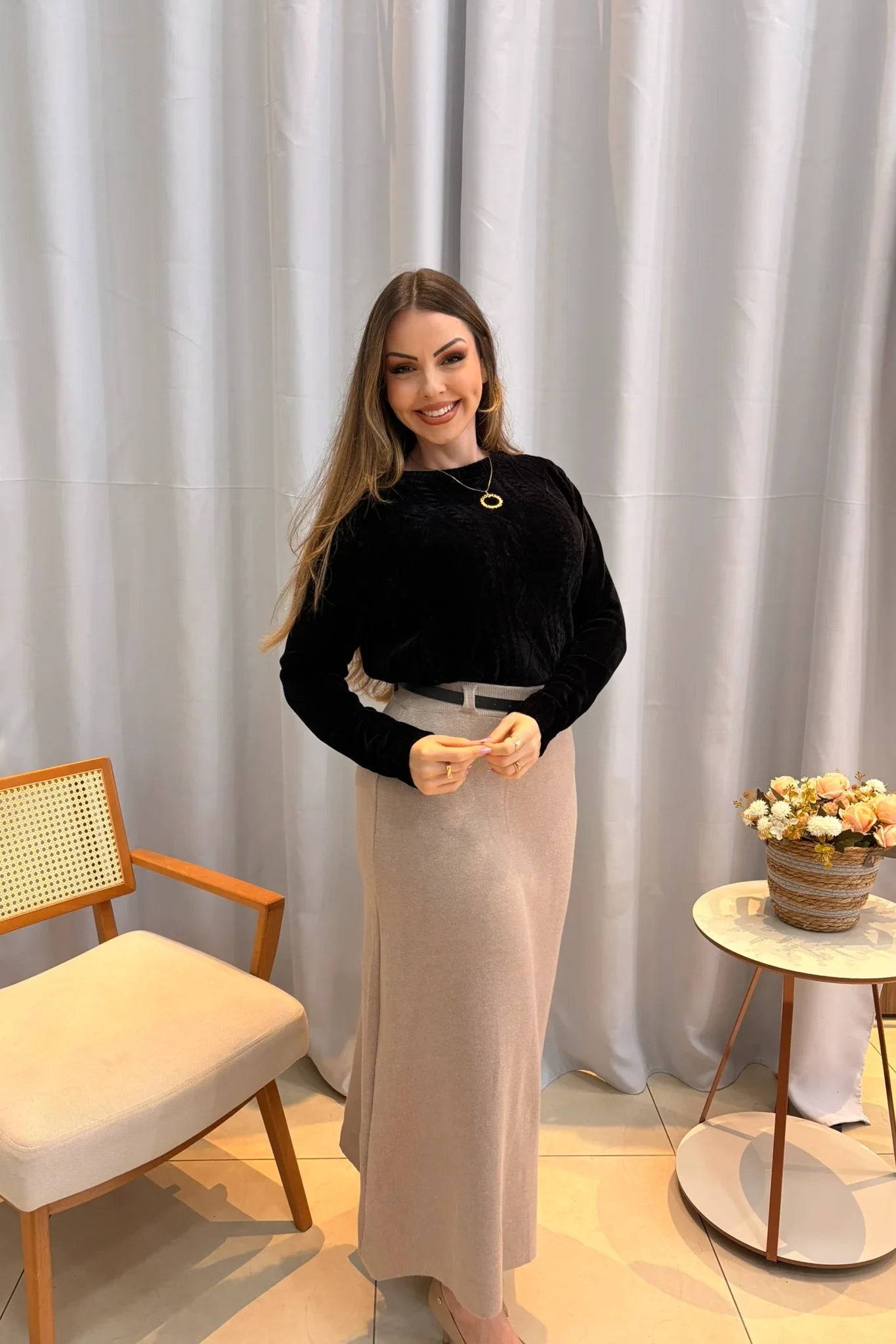 Conjunto: Tricot Mousse Macio Maju Preto + Saia Midi em Modal Confortável Matilda Caqui