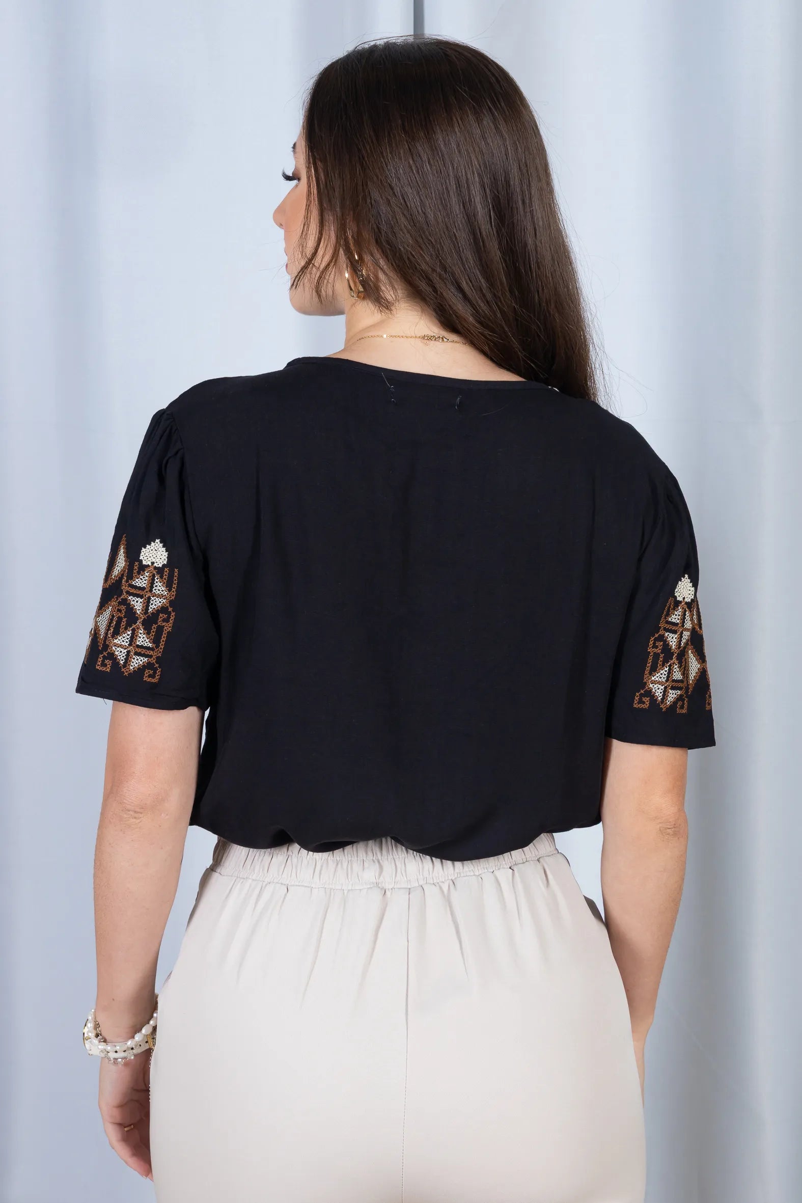 Blusa Manga Curta Decote em "V" Visco-Linho com Detalhes Bordados Colo Angélica Preta