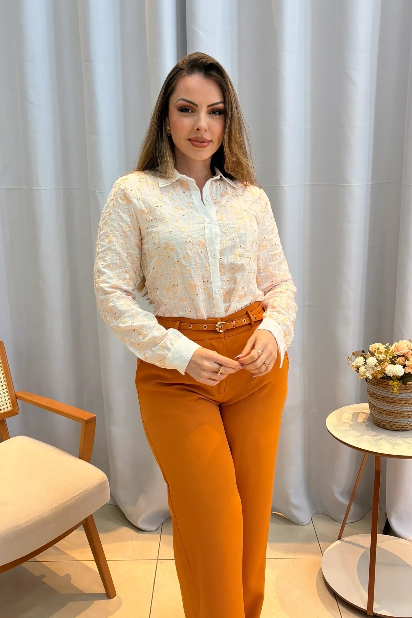 Conjunto: Camisa Laise Atemporal Maitê Branca + Calça Pantalona que Alonga a Silhueta Luiza Mostarda
