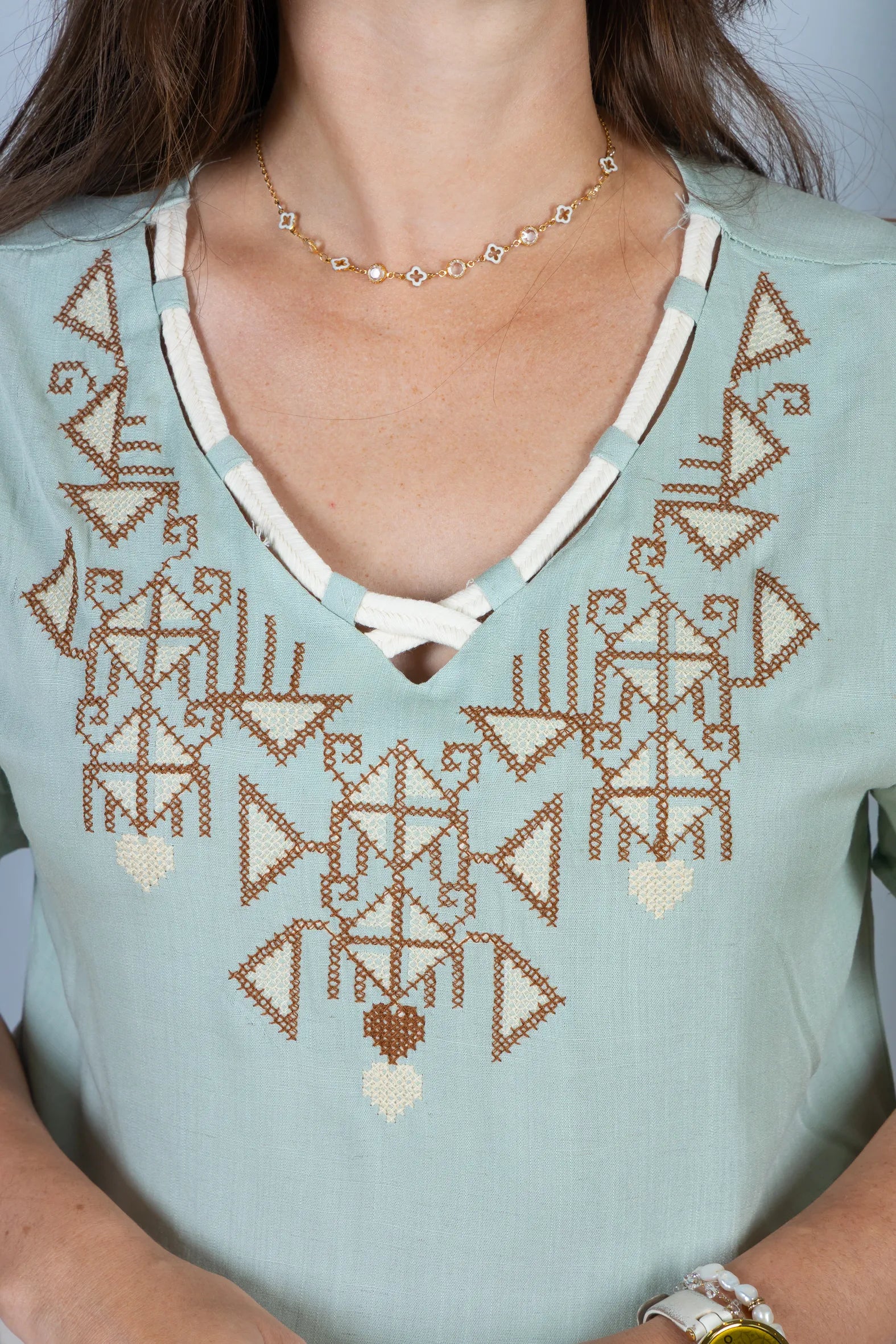 Blusa Manga Curta Decote em "V" Visco-Linho com Detalhes Bordados Colo Angélica Verde