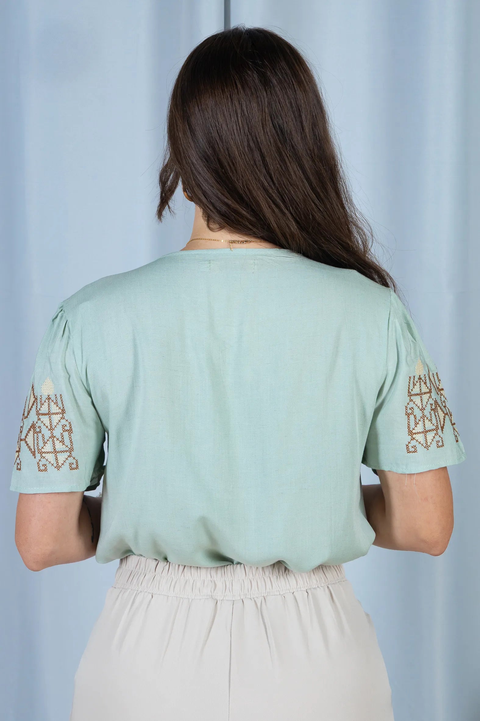 Blusa Manga Curta Decote em "V" Visco-Linho com Detalhes Bordados Colo Angélica Verde