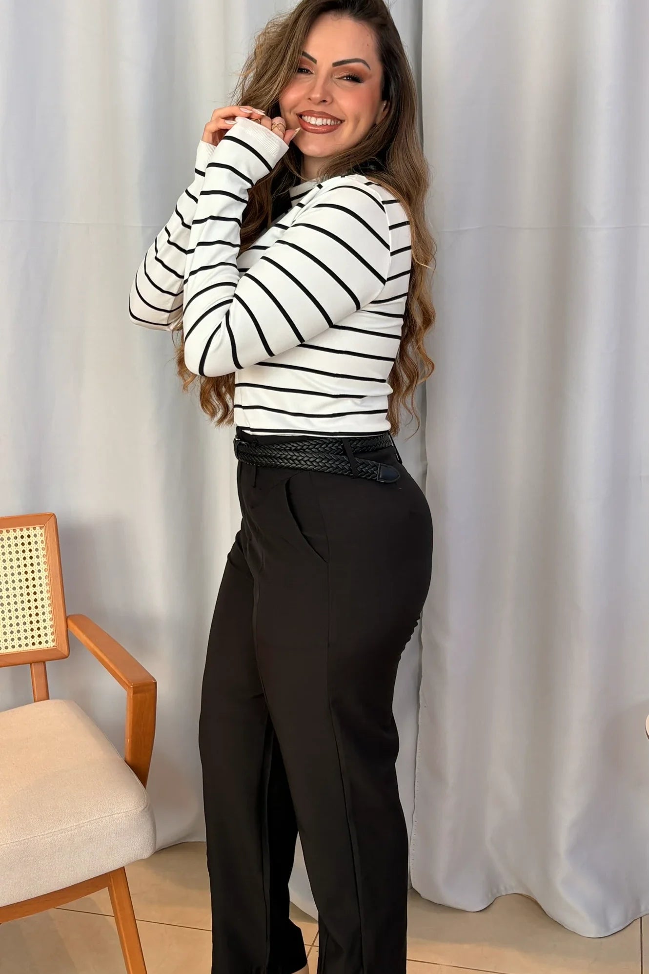 Conjunto: Blusa Gola Alta Andressa Branca + Calça Reta Bianca Preta