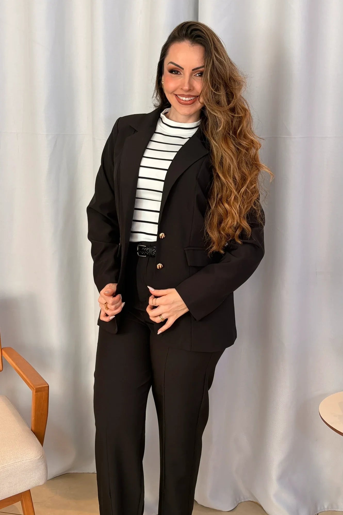 Conjunto: Blusa Gola Alta Andressa Branca + Calça Reta Bianca Preta + Blazer Agatha Preto