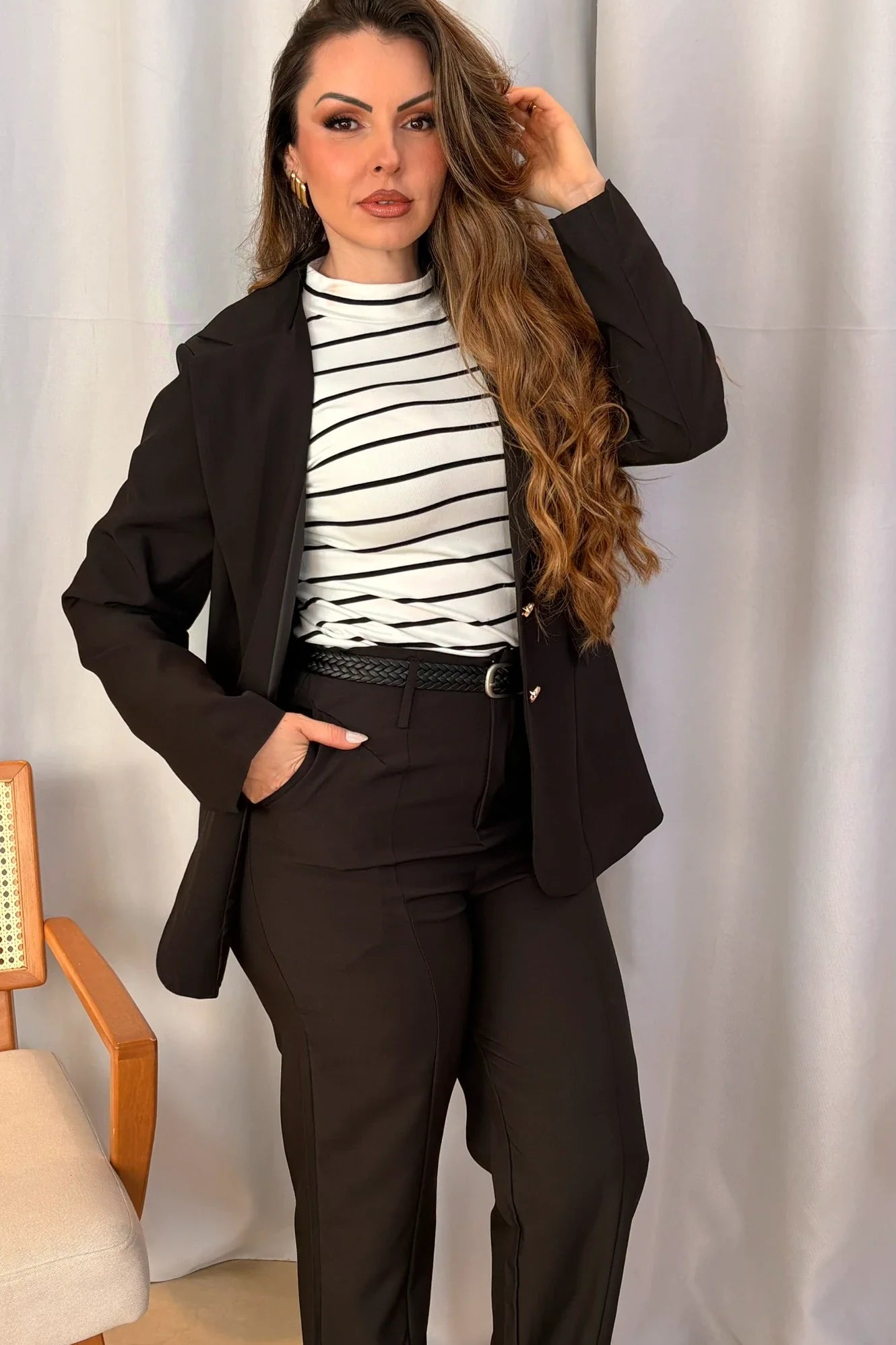 Conjunto: Blusa Gola Alta Andressa Branca + Calça Reta Bianca Preta + Blazer Agatha Preto