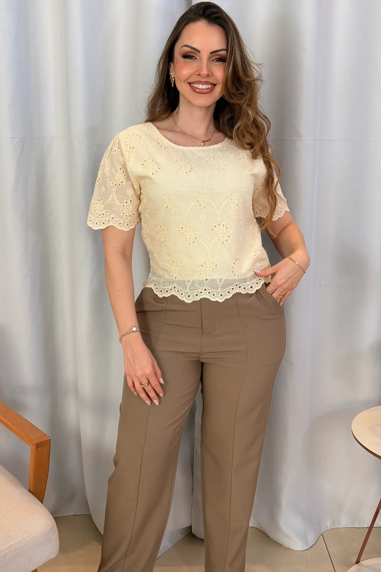 Conjunto: Blusa em Laise Julia Creme + Calça Reta Bianca Caqui
