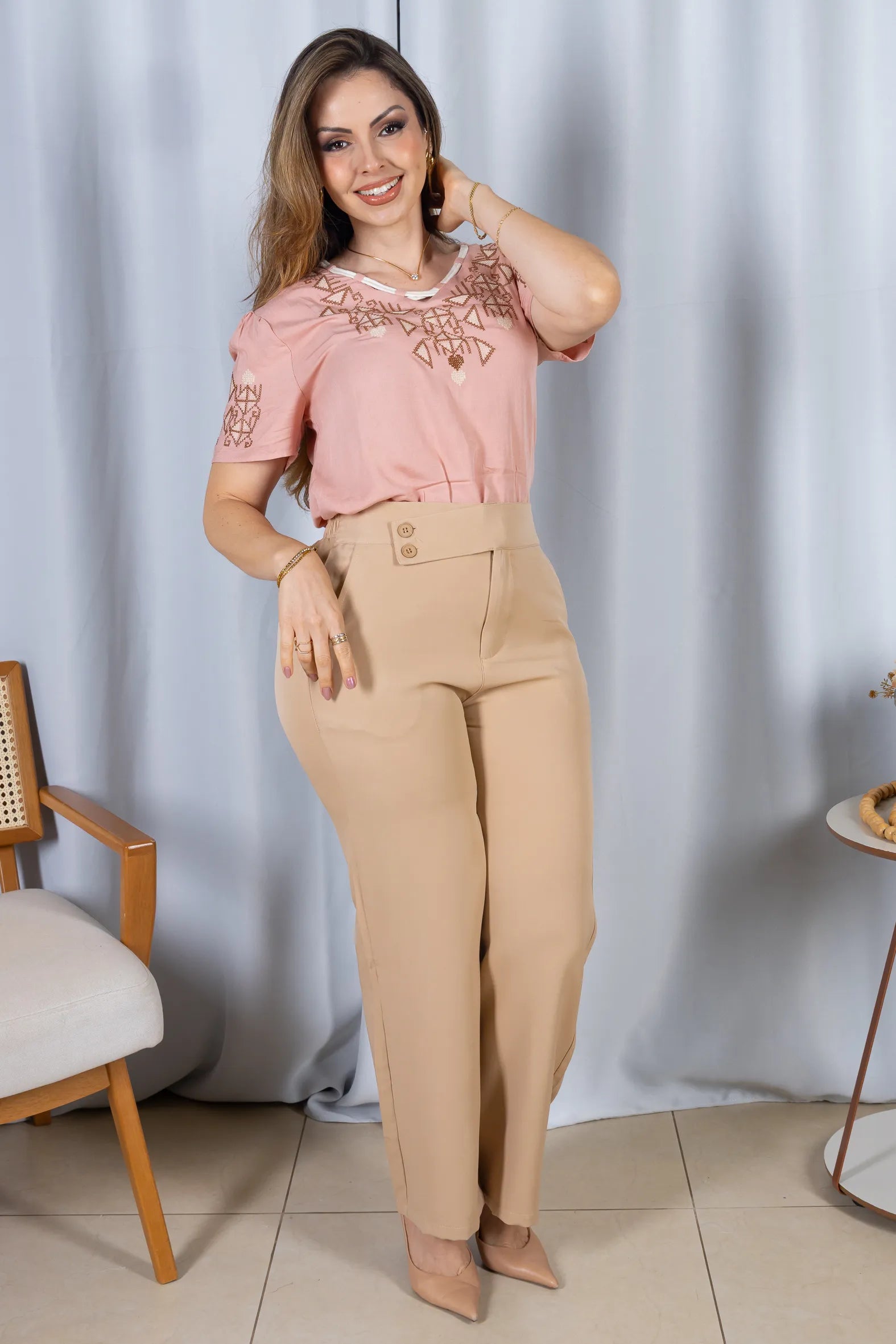 Blusa Manga Curta Decote em "V" Visco-Linho com Detalhes Bordados Colo Angélica Rosê