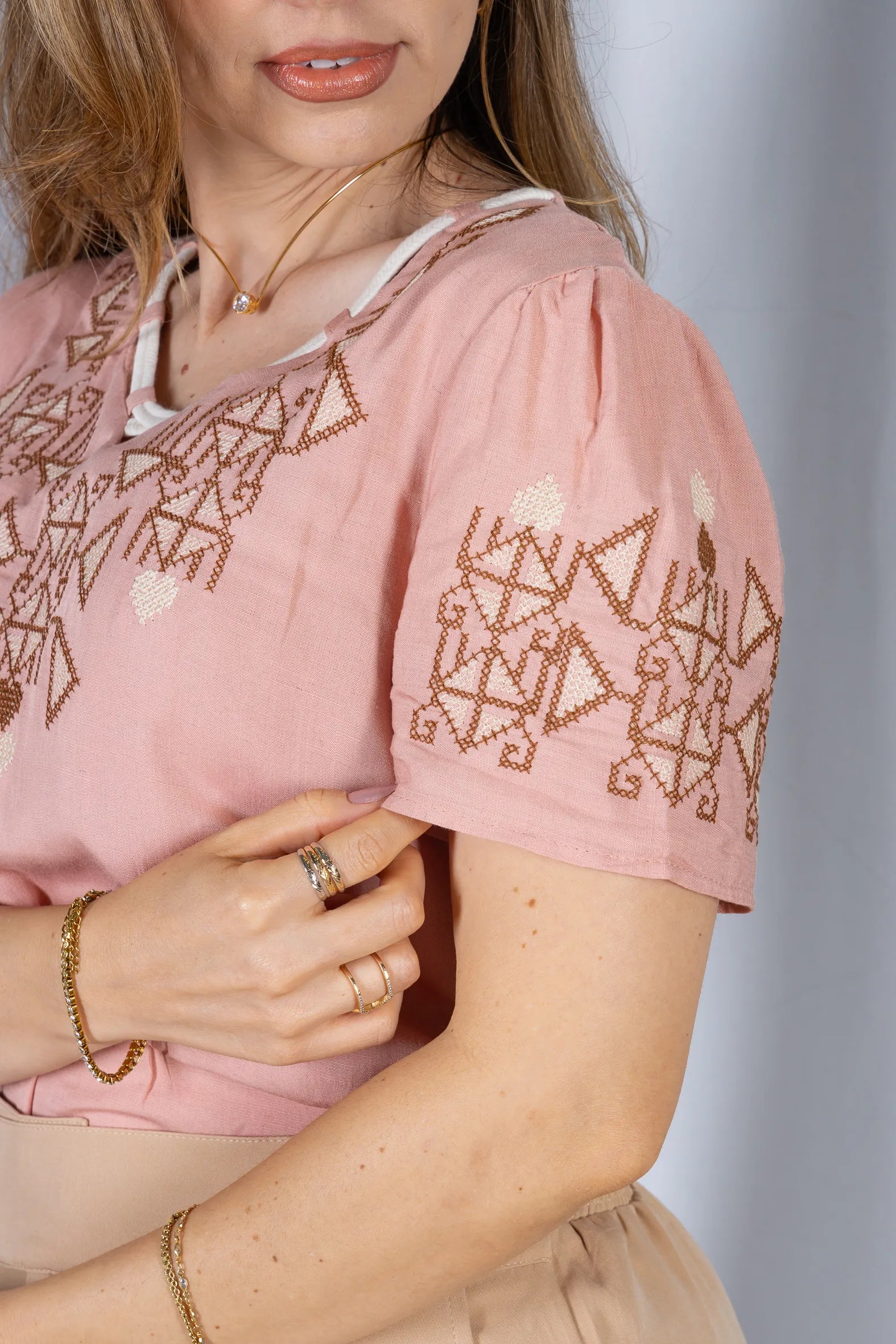 Blusa Manga Curta Decote em "V" Visco-Linho com Detalhes Bordados Colo Angélica Rosê