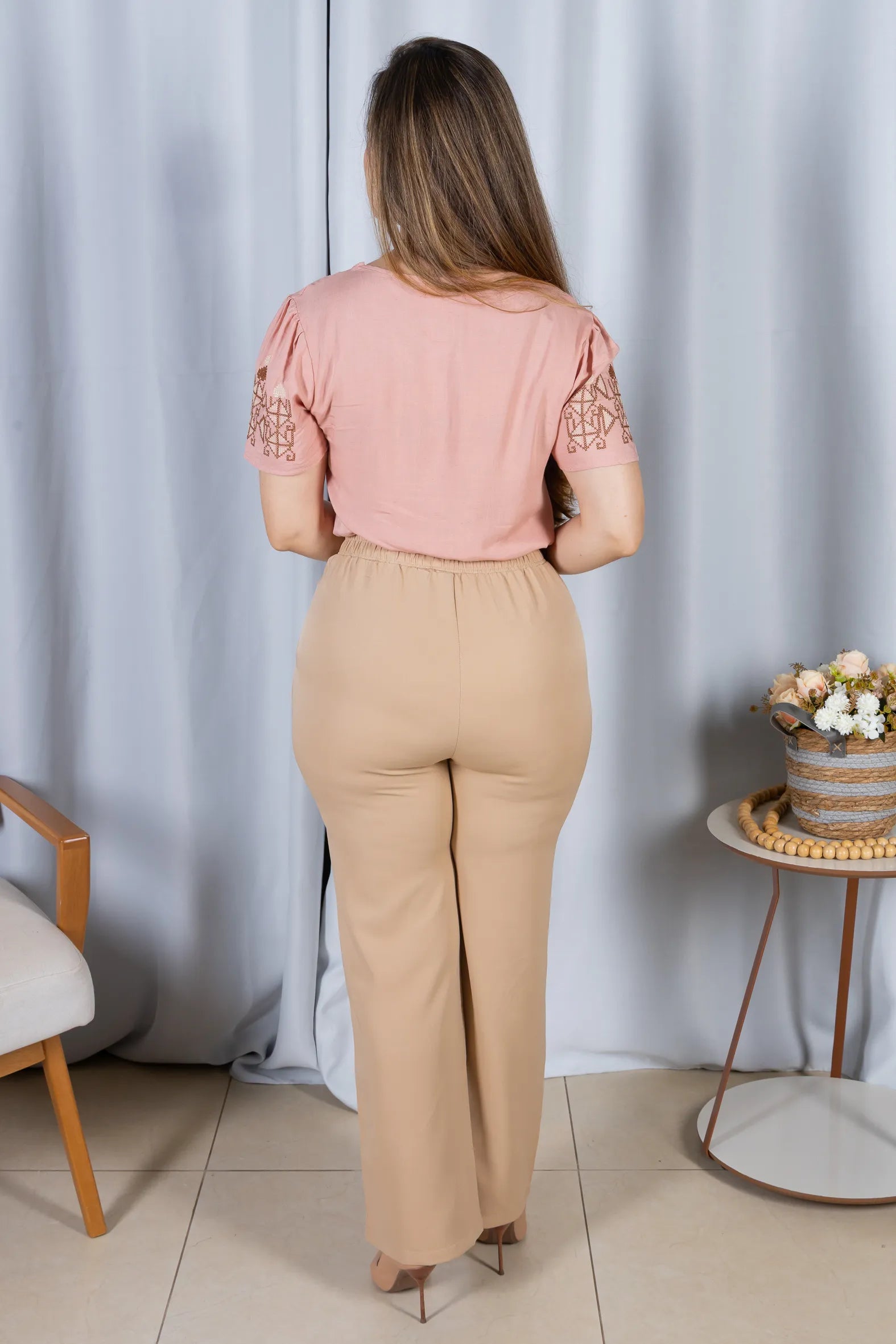 Blusa Manga Curta Decote em "V" Visco-Linho com Detalhes Bordados Colo Angélica Rosê
