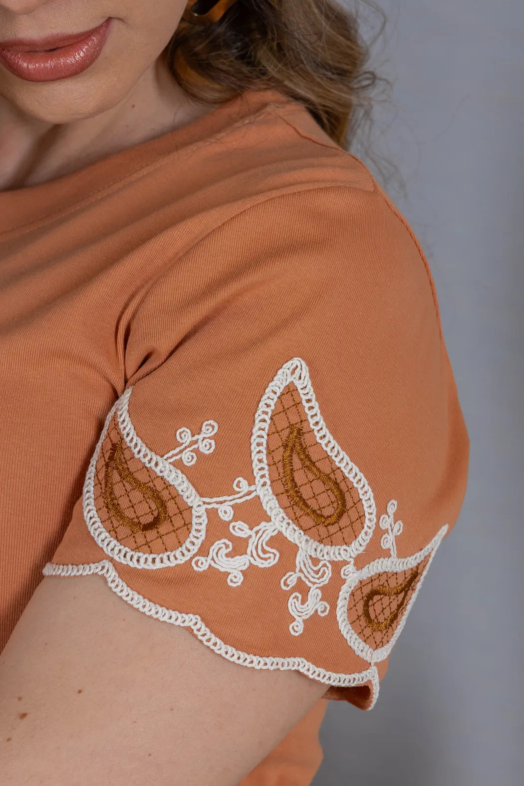 Blusa Manga Curta com Detalhe Bordado Delineado em Cotton Lycra Maya Coral