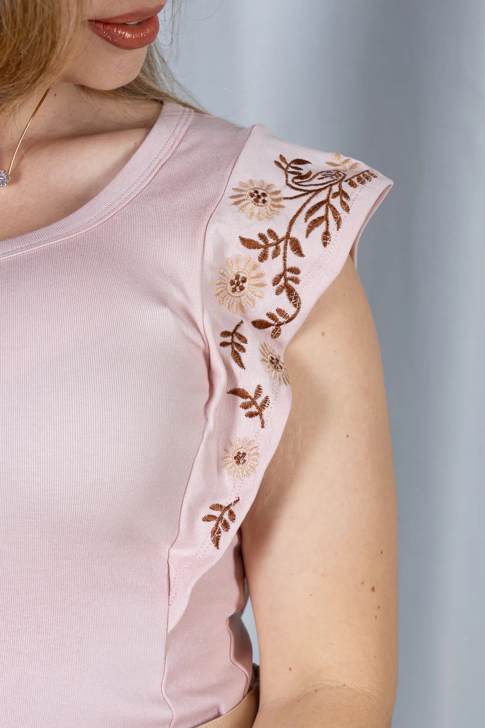 Blusa Regata em Cotton Lycra Muscle Tee com Detalhe Bordado Pâmela Rosa