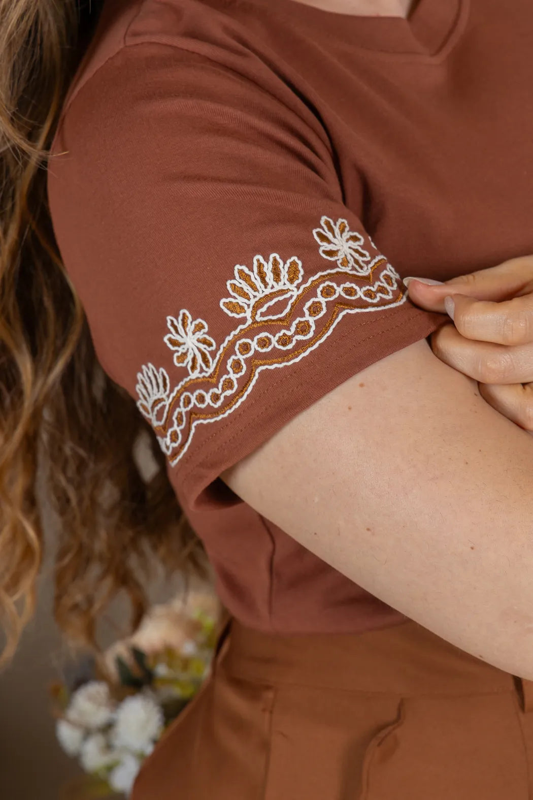 Blusa Manga Curta com Detalhe Bordado Floral em Cotton Lycra Samantha Marrom