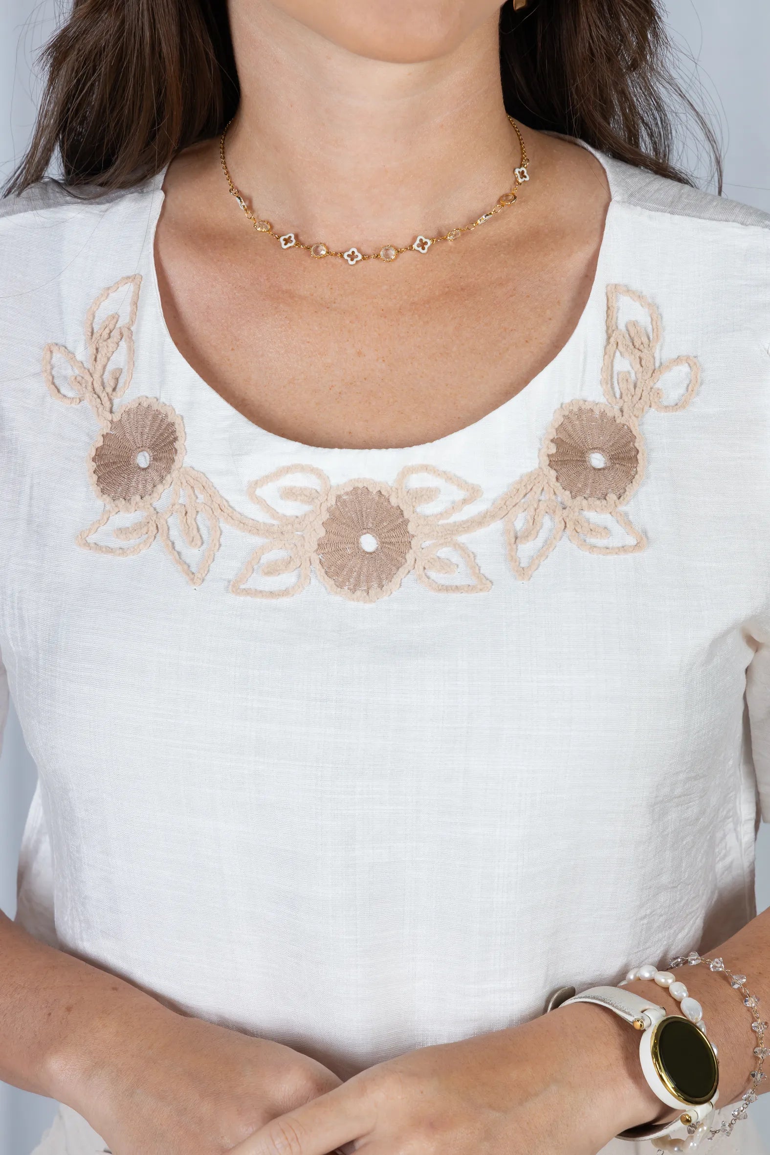 Blusa Manga Curta com Detalhes Bordados Colo Visco Brise Camila Branca