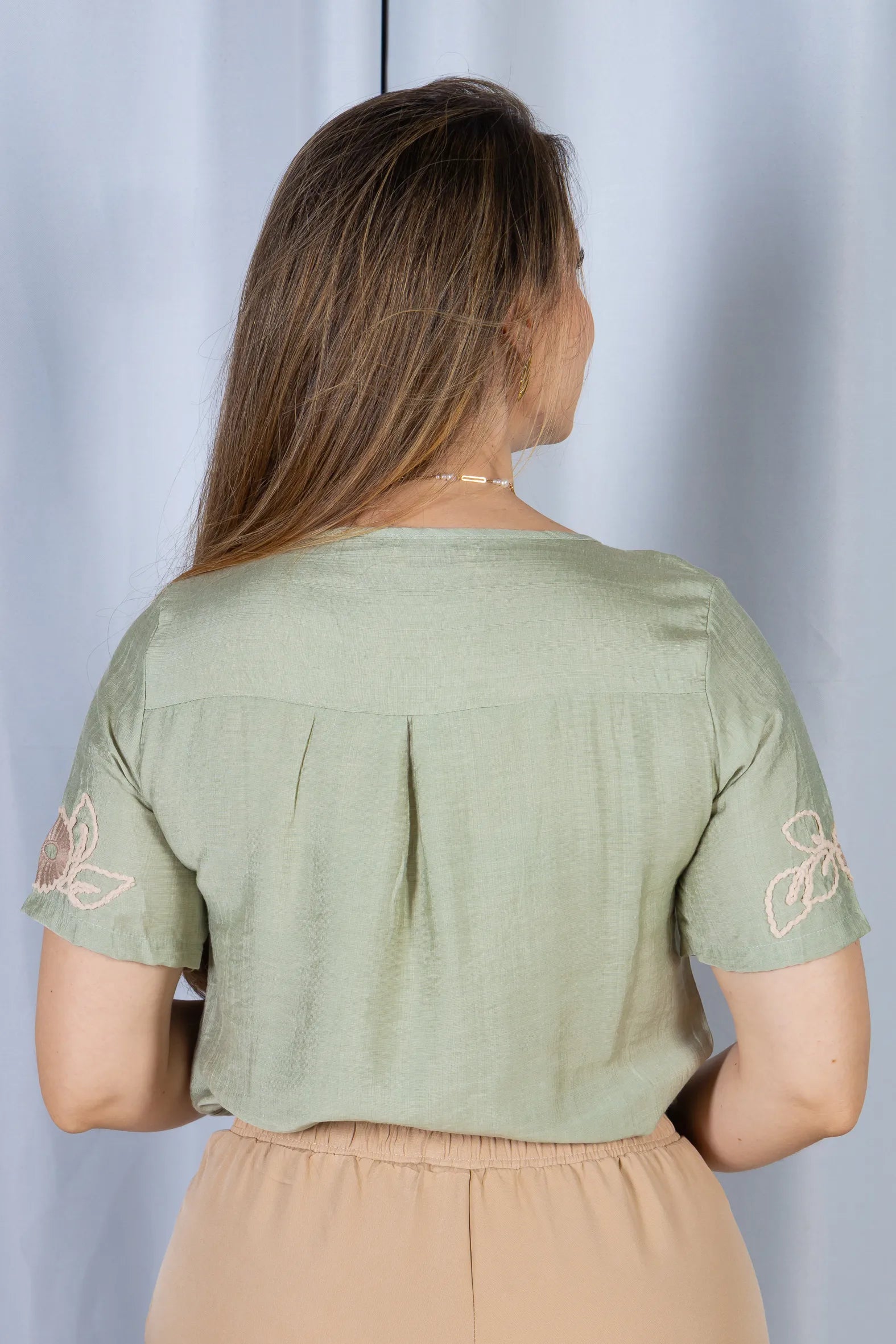 Blusa Manga Curta com Detalhes Bordados Colo Visco Brise Camila Verde