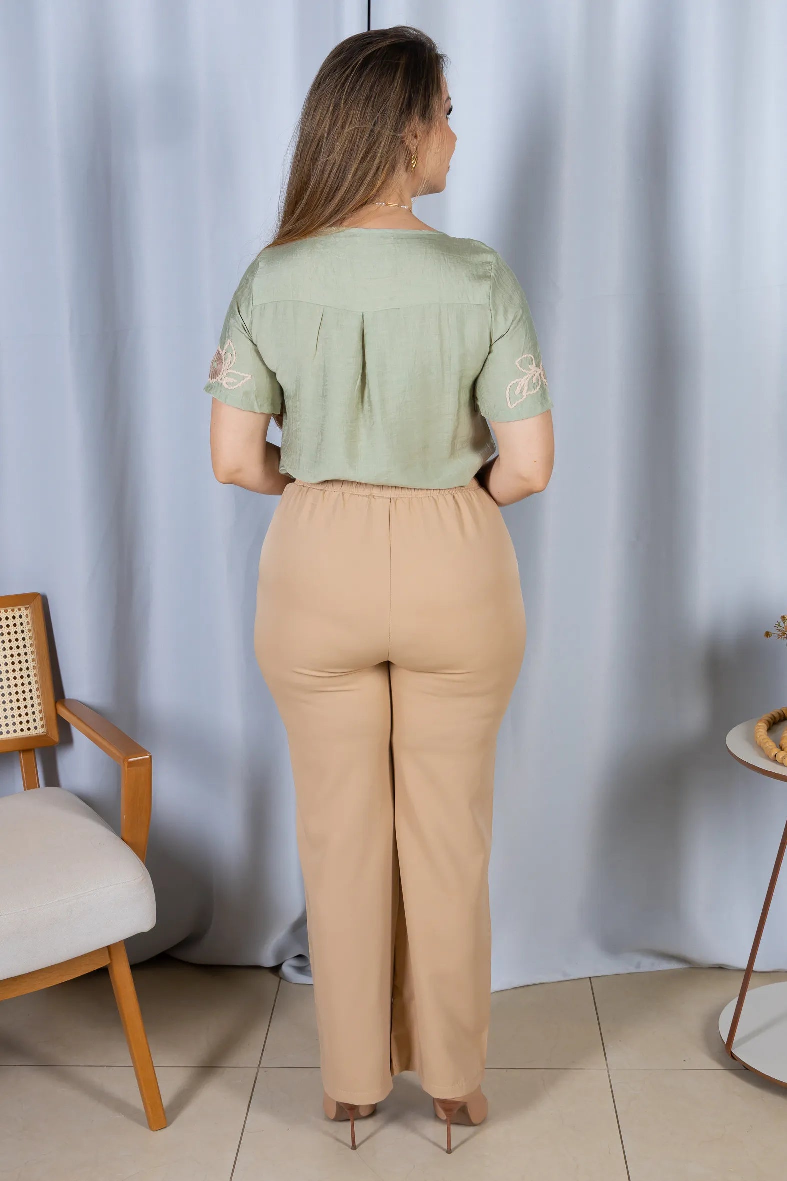 Blusa Manga Curta com Detalhes Bordados Colo Visco Brise Camila Verde