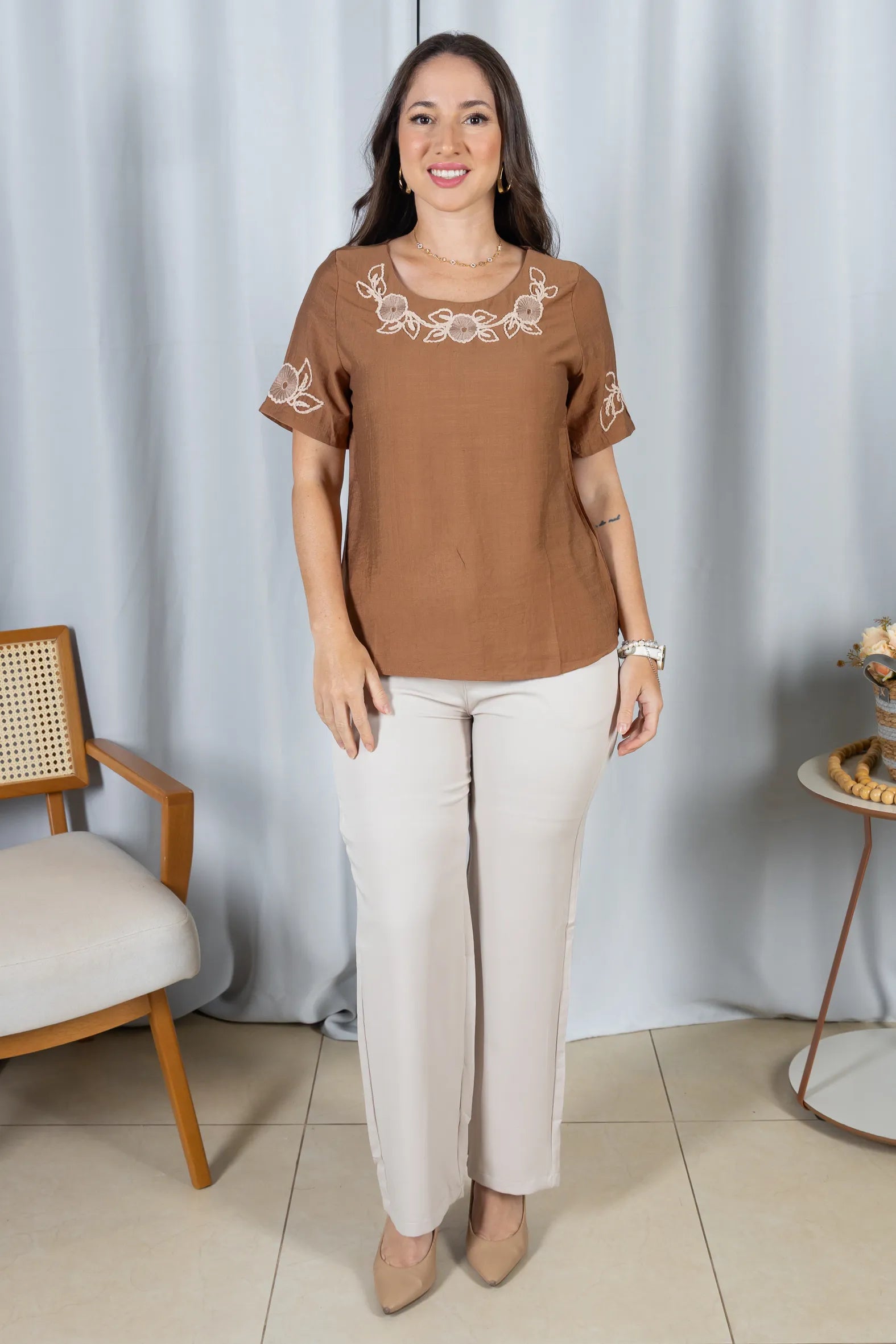 Blusa Manga Curta com Detalhes Bordados Colo Visco Brise Camila Marrom