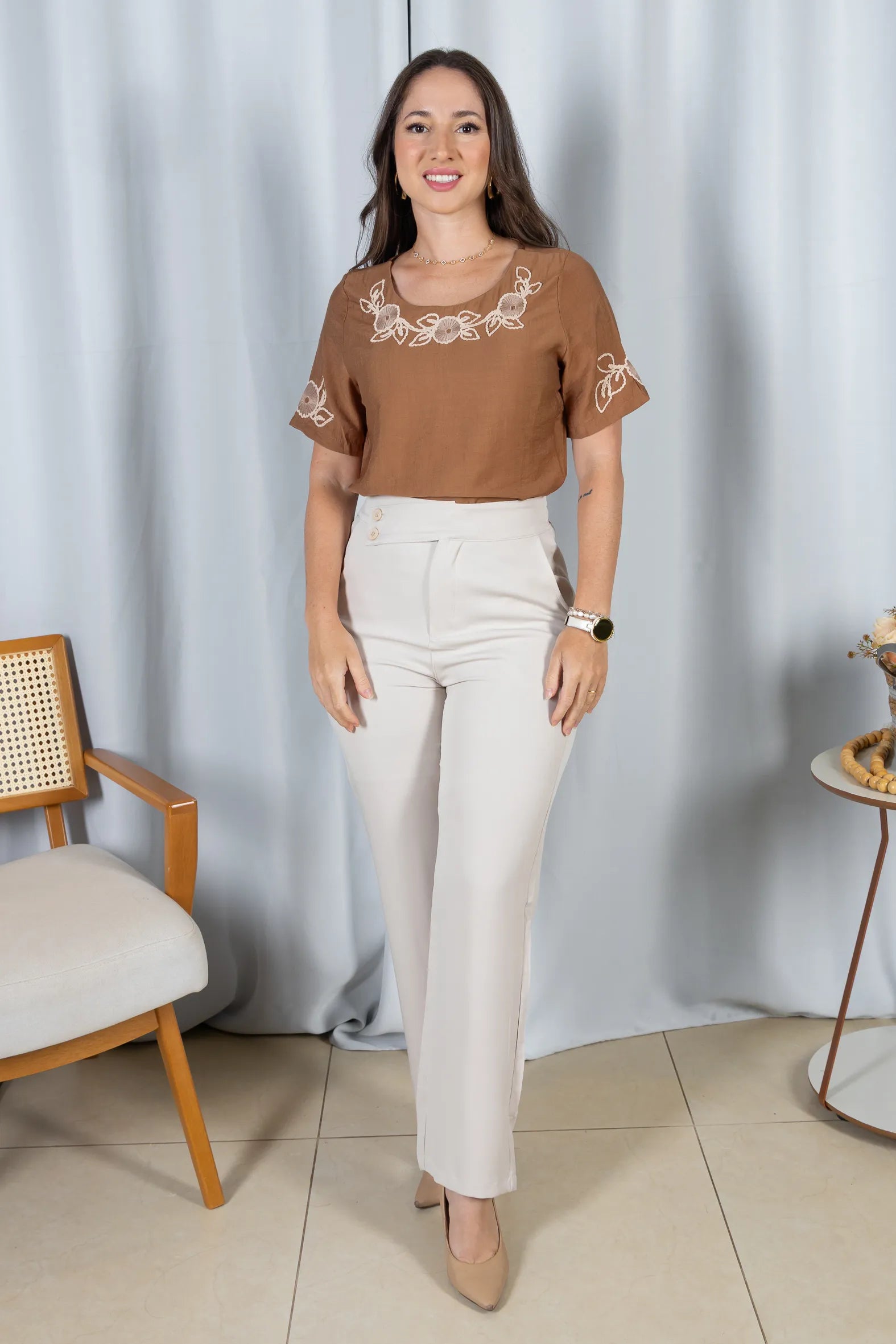 Blusa Manga Curta com Detalhes Bordados Colo Visco Brise Camila Marrom