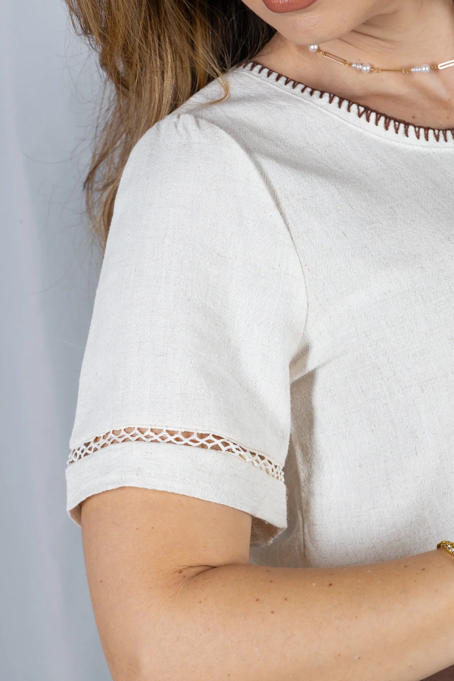 Blusa Manga Curta em Visco-Linho com Entremeio Bordado Viviane Creme