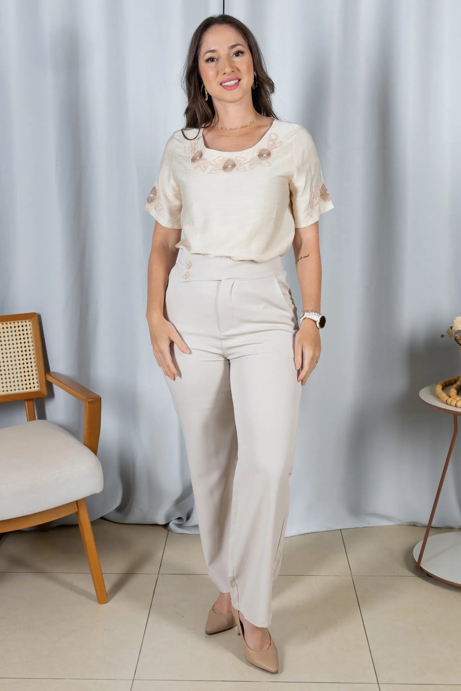 Blusa Manga Curta com Detalhes Bordados Colo Visco Brise Camila Creme