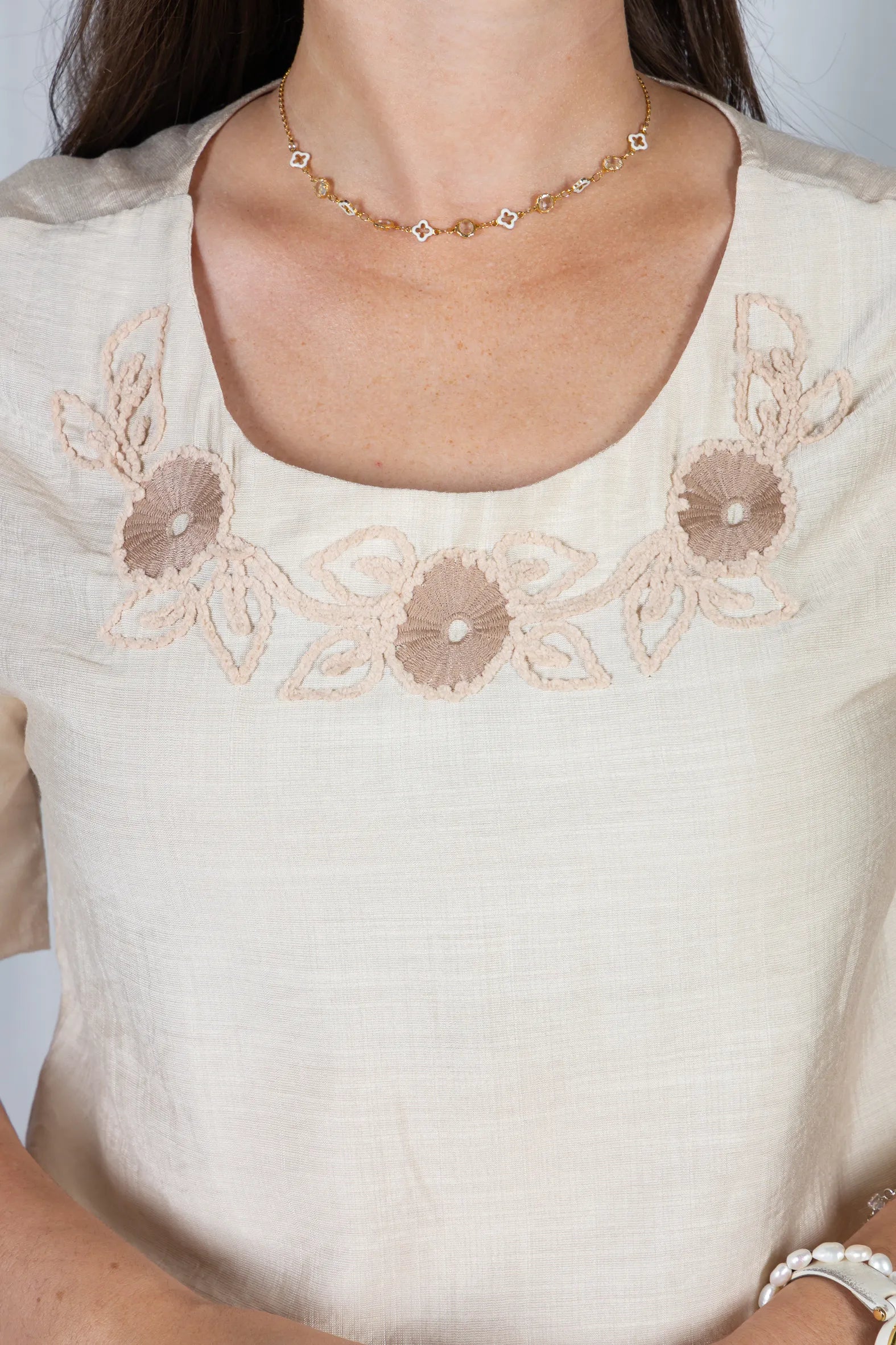 Blusa Manga Curta com Detalhes Bordados Colo Visco Brise Camila Creme