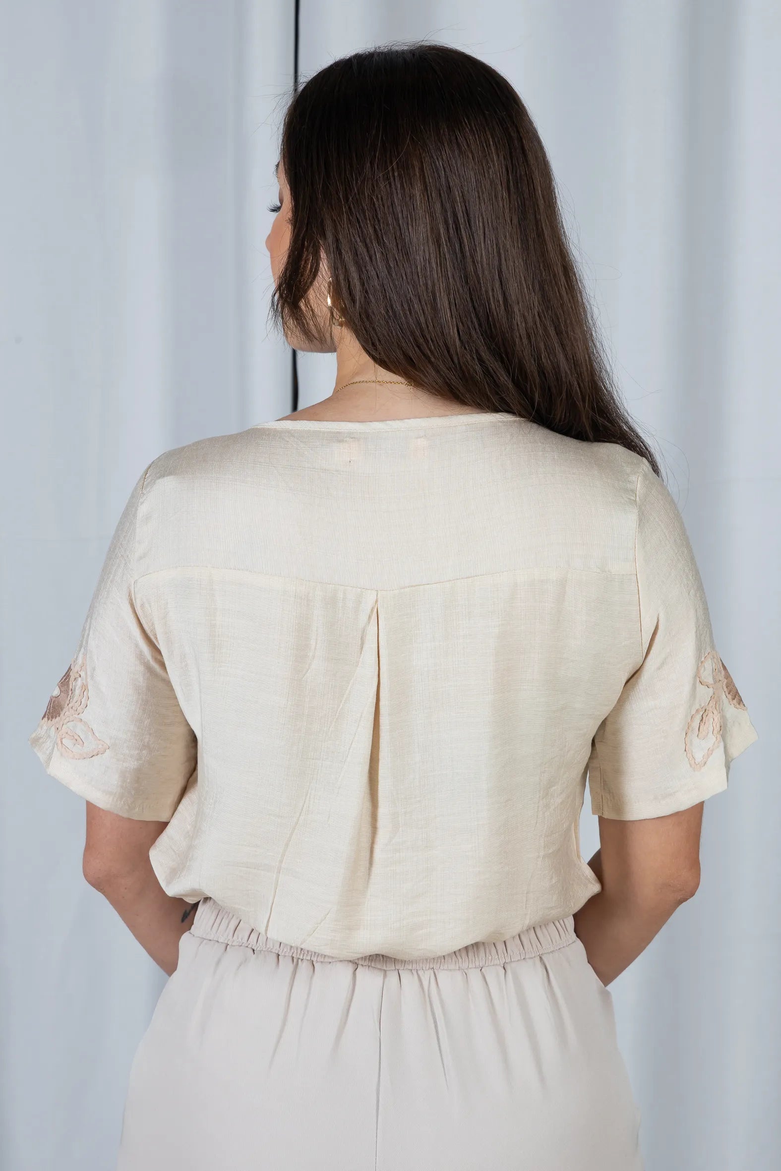 Blusa Manga Curta com Detalhes Bordados Colo Visco Brise Camila Creme