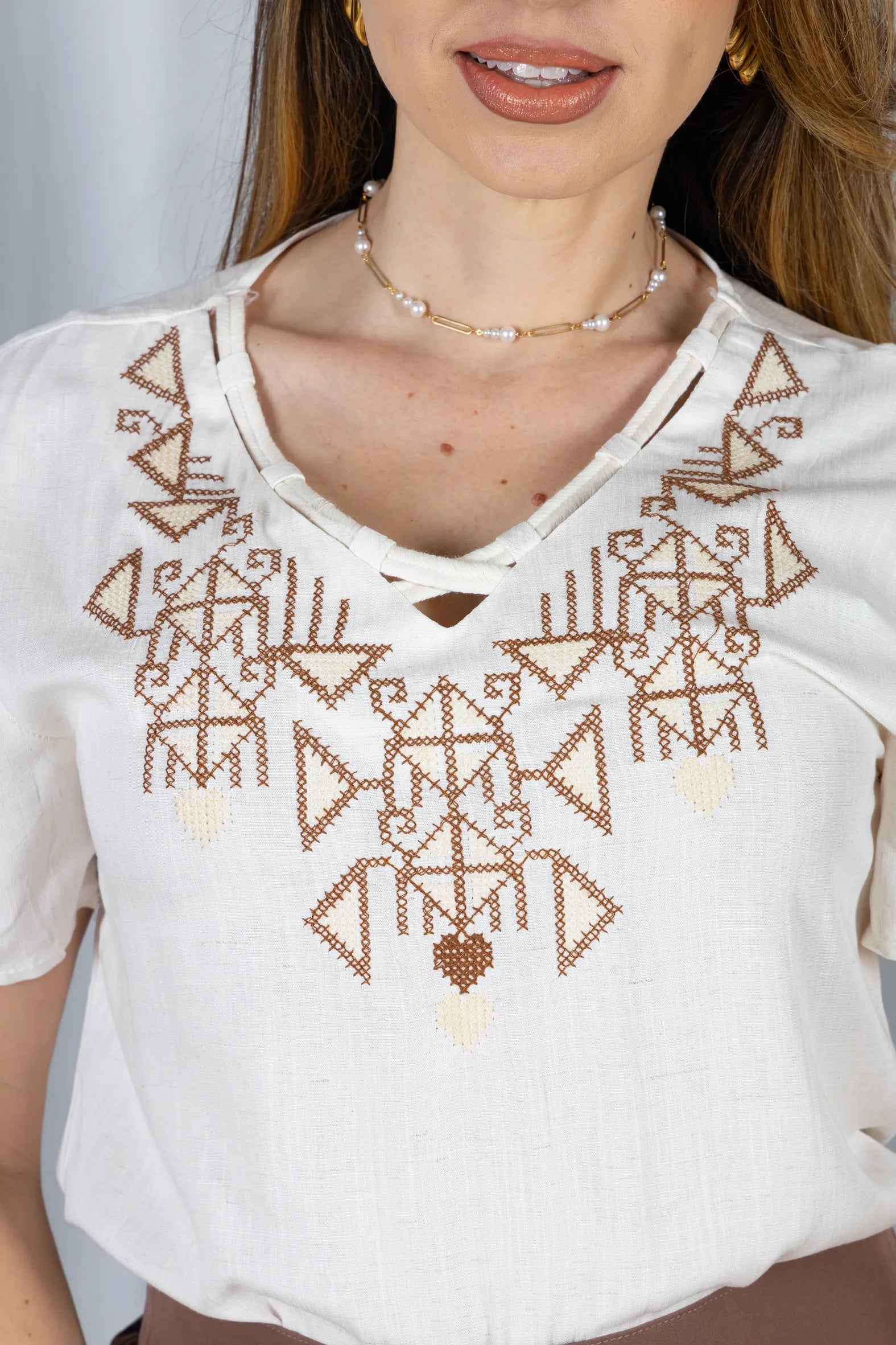 Blusa Manga Curta Decote em "V" Visco-Linho com Detalhes Bordados Colo Angélica Off White