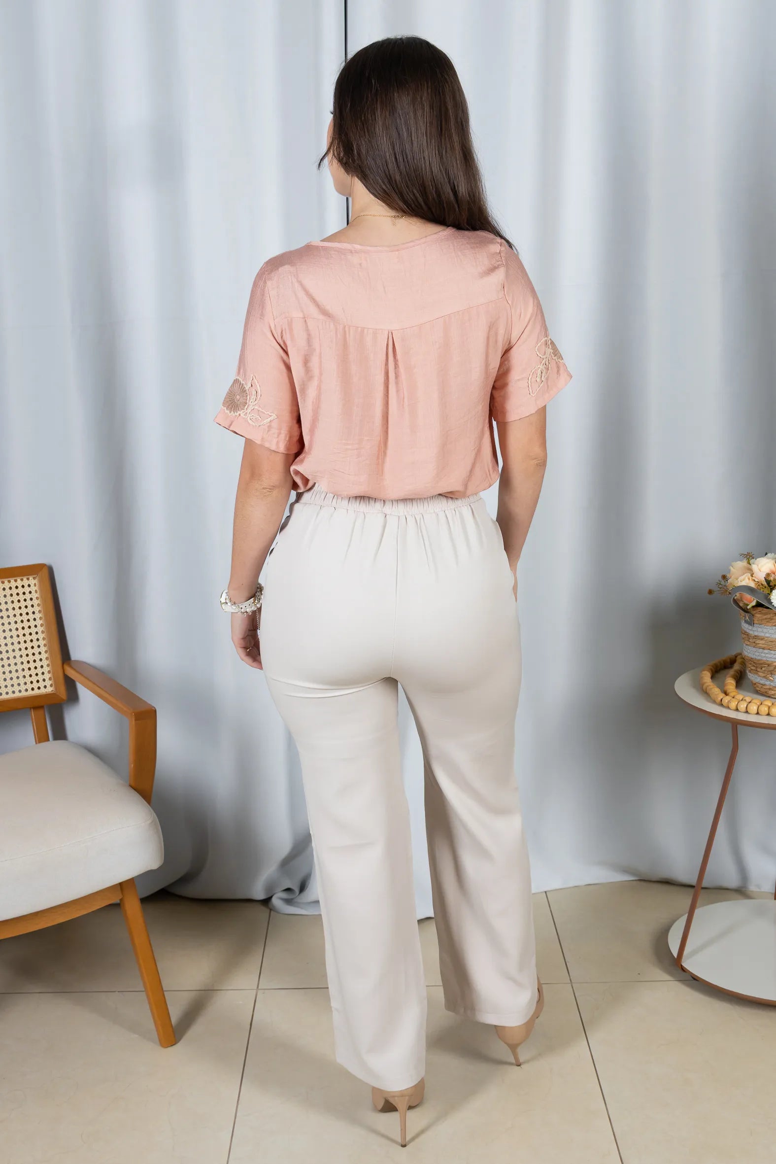 Blusa Manga Curta com Detalhes Bordados Colo Visco Brise Camila Rosa